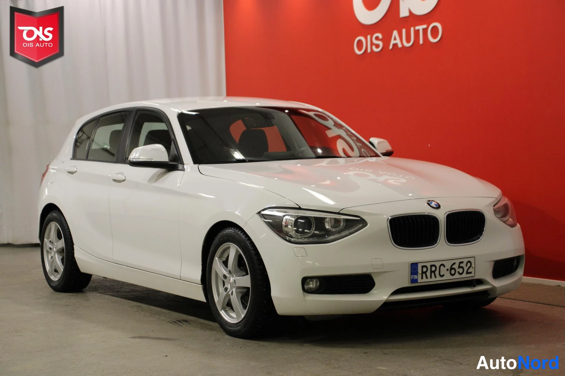 Valkoinen BMW 116 2013, etuviisto, keula oikealle, kuva 3