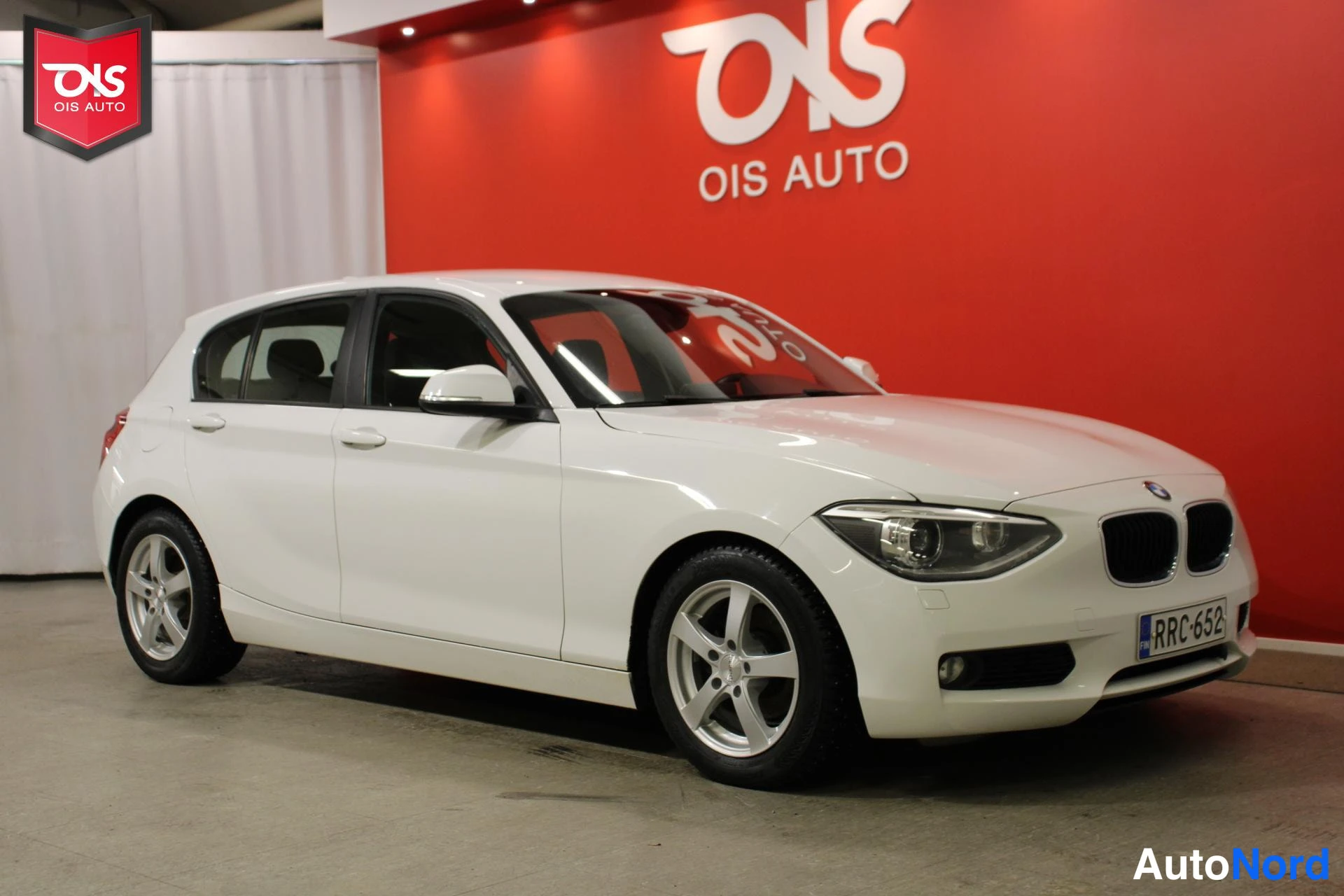 Valkoinen BMW 116 2013, etuviisto, keula oikealle, kuva 4