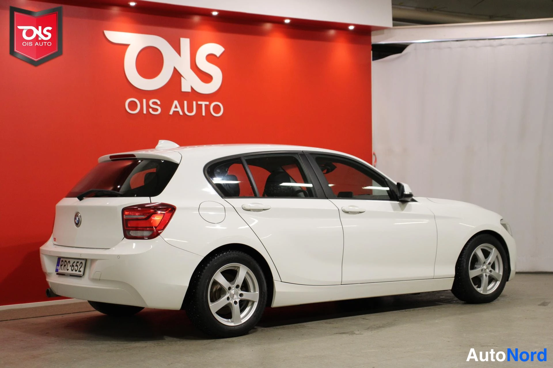 Valkoinen BMW 116 2013, takaviisto, kuva 5