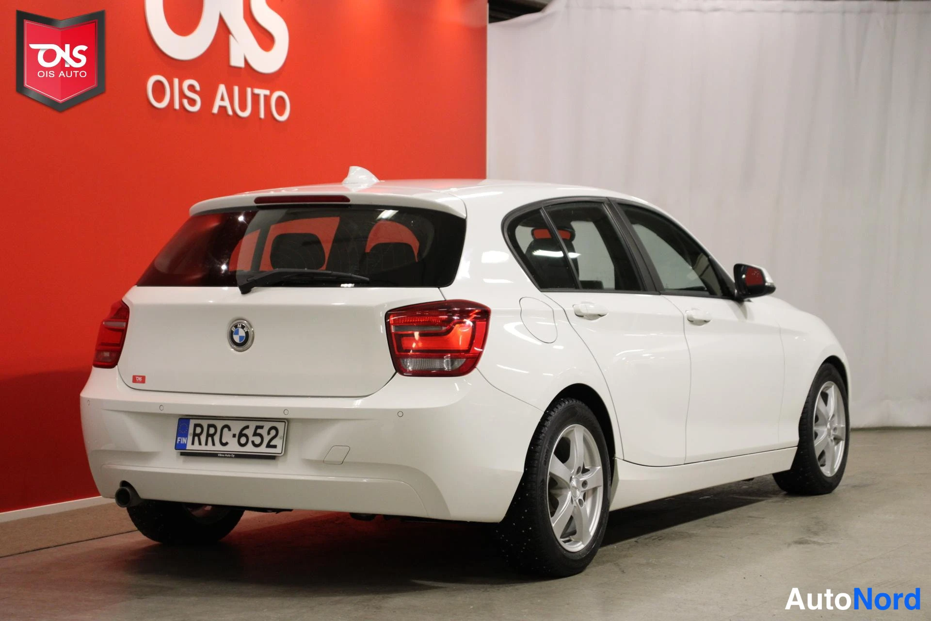 Valkoinen BMW 116 2013, takaviisto, kuva 6