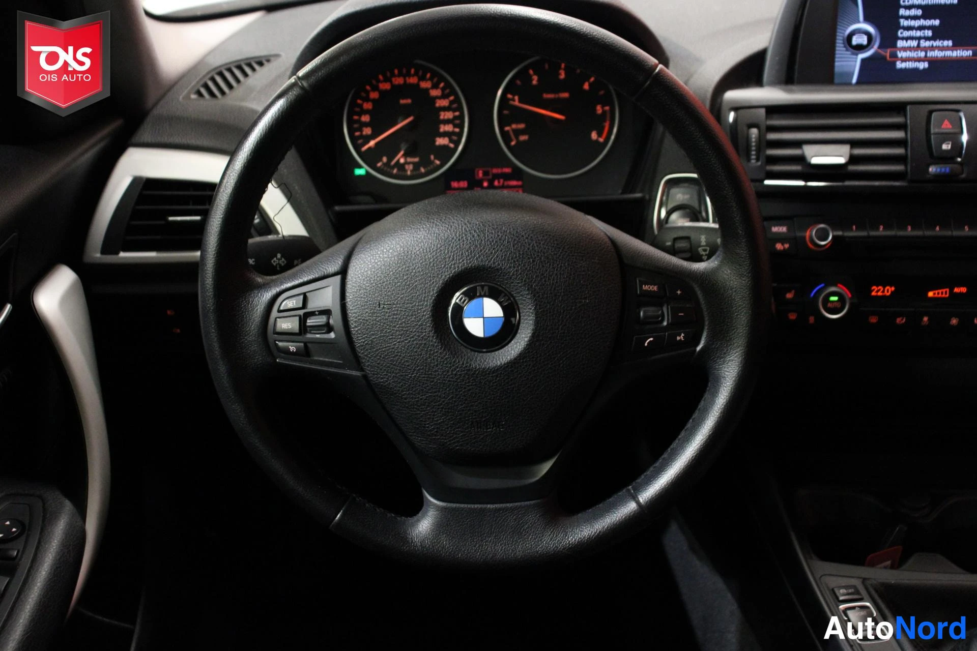 Valkoinen BMW 116 2013, ohjaamo, kuva 9