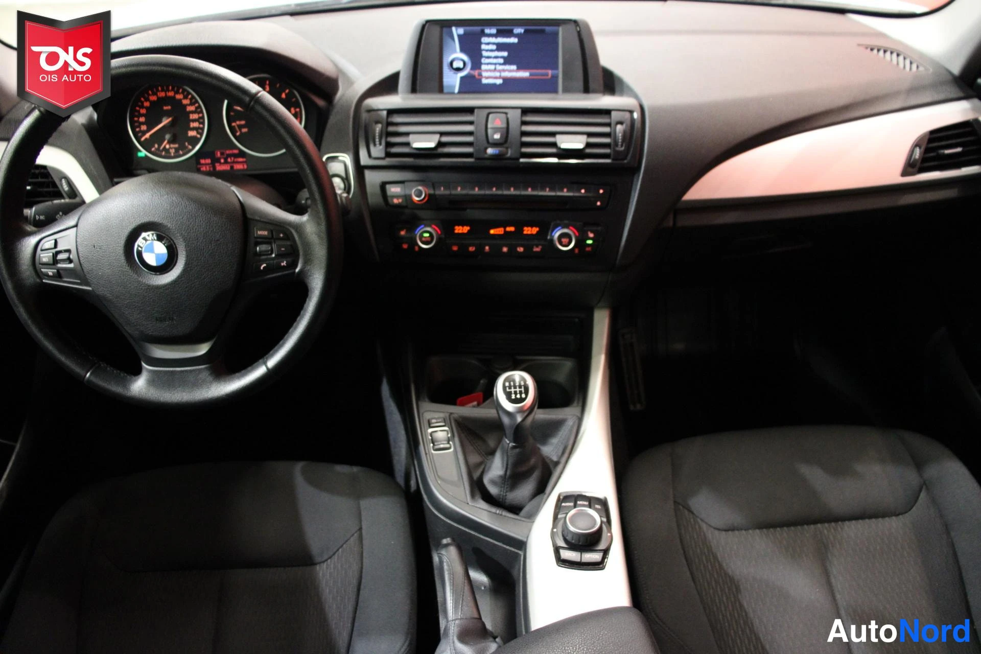 Valkoinen BMW 116 2013, ohjaamo, kuva 10