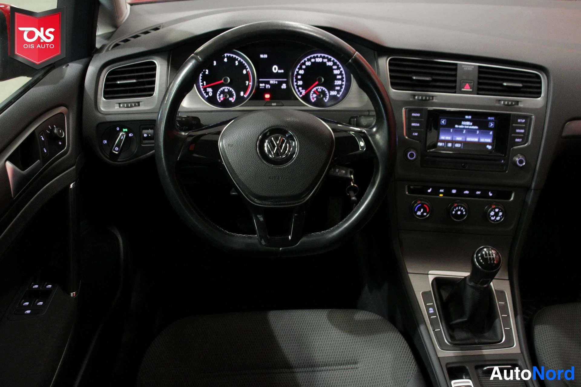 Punainen Volkswagen GOLF 2014, ohjaamo, kuva 9