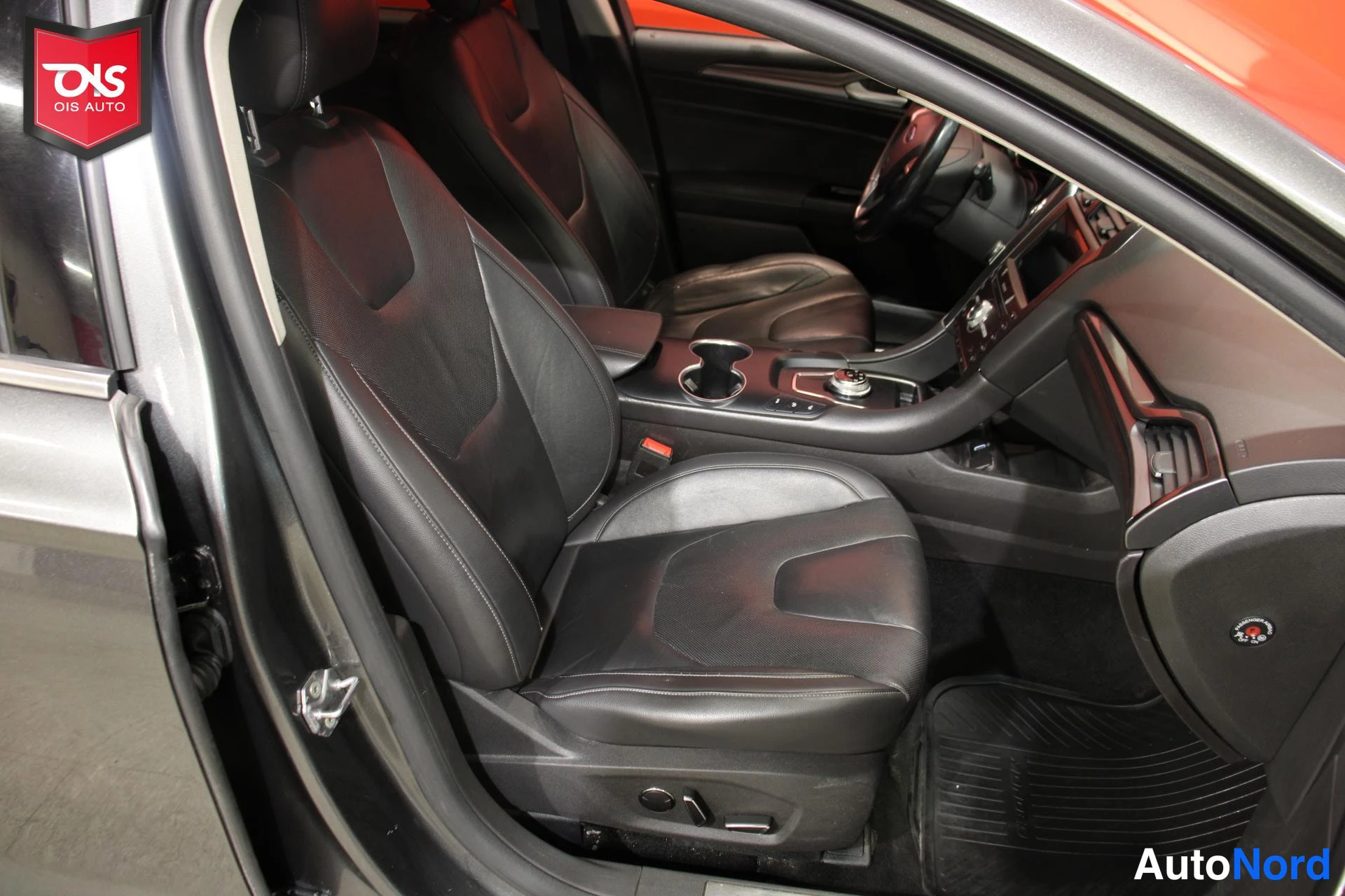 Harmaa Ford Mondeo 2020, etuistuimet, kuva 10