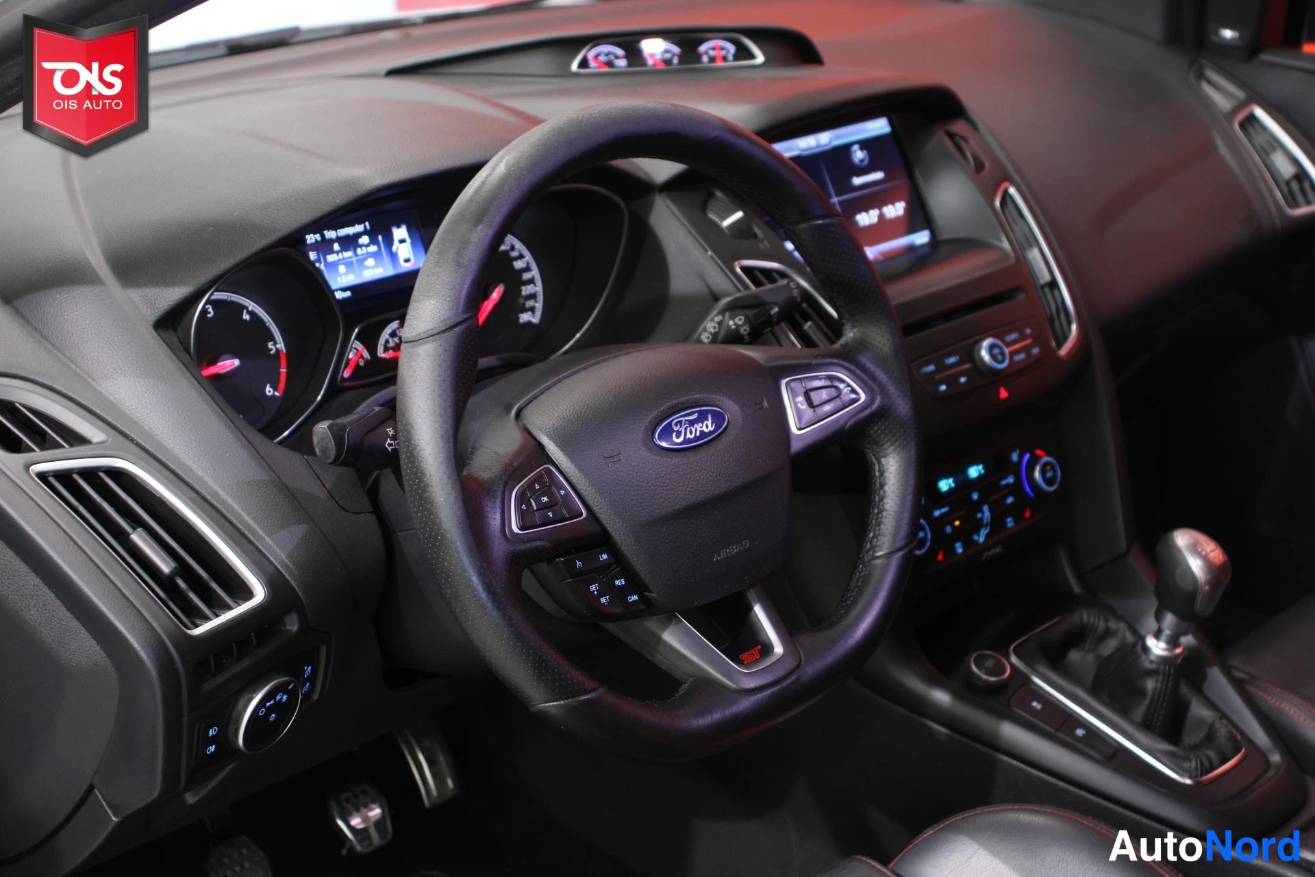 Valkoinen Ford Focus 2015, ohjaamo, kuva 10