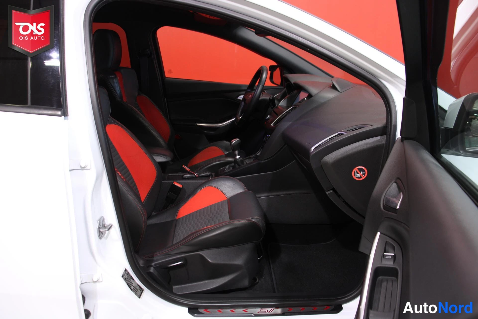 Valkoinen Ford Focus 2015, etuistuimet, kuva 14