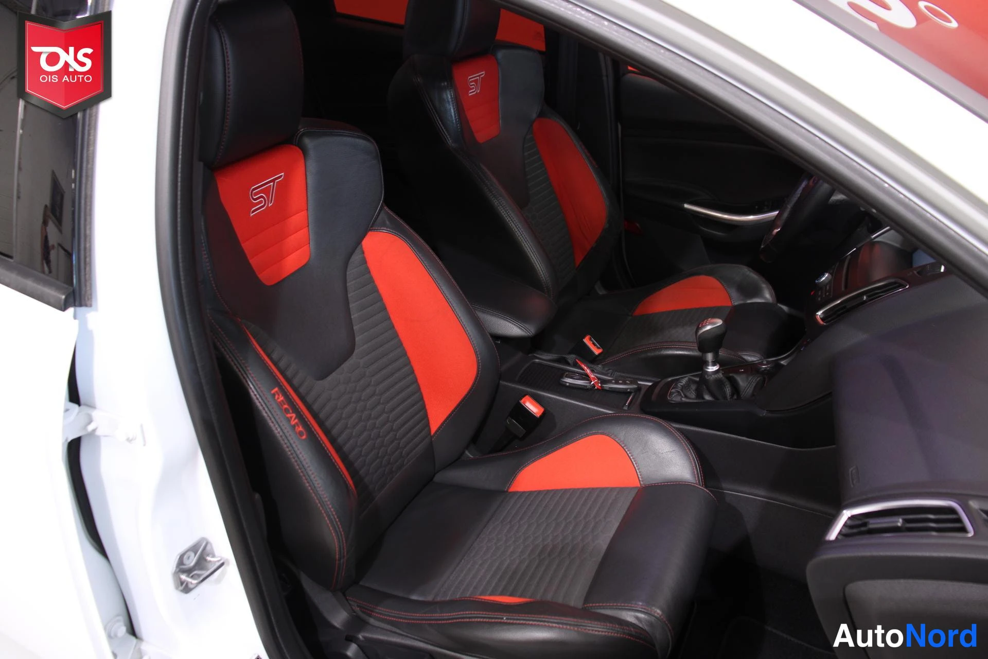 Valkoinen Ford Focus 2015, etuistuimet, kuva 15