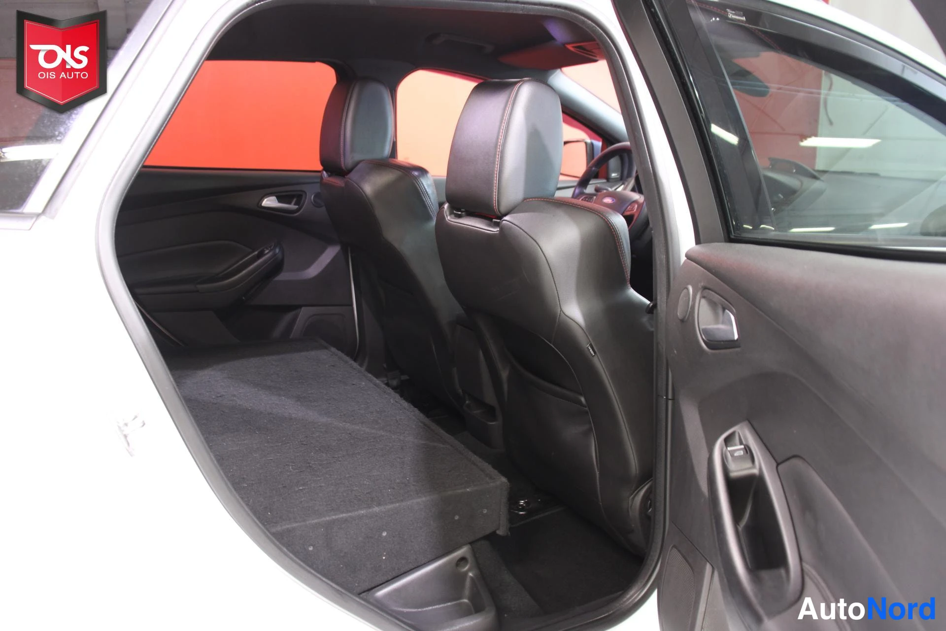 Valkoinen Ford Focus 2015, takaistuimet, kuva 17