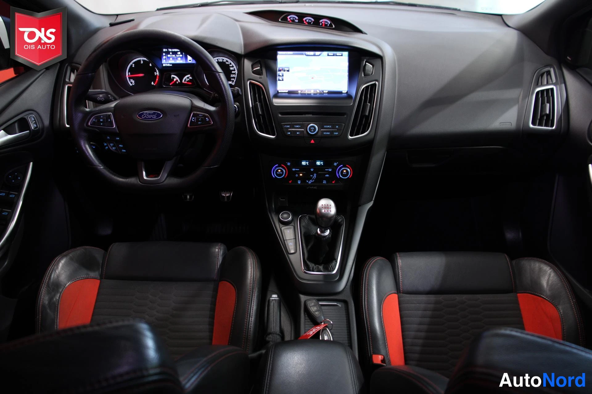 Valkoinen Ford Focus 2015, ohjaamo, kuva 11