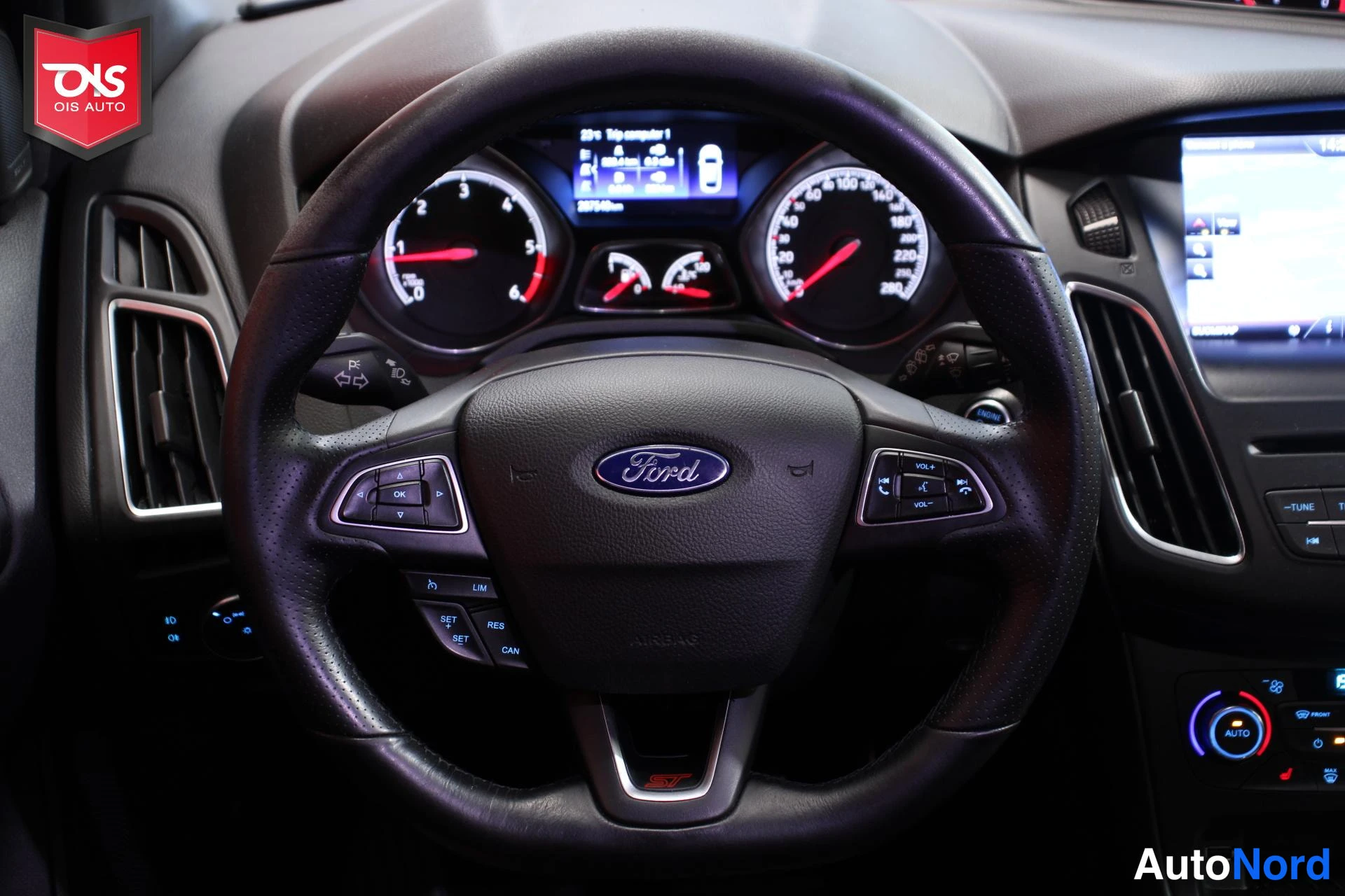 Valkoinen Ford Focus 2015, ohjaamo, kuva 12