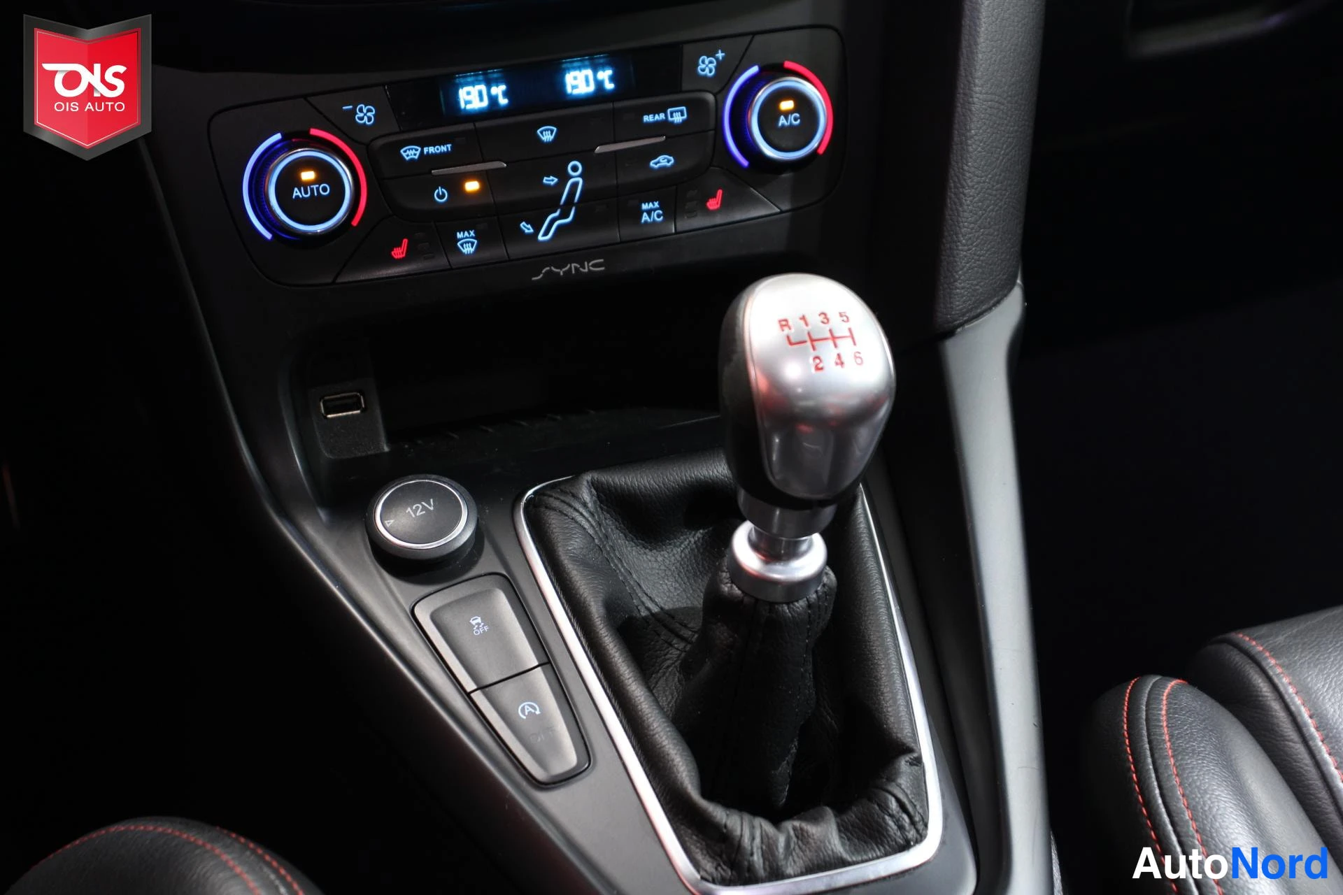 Valkoinen Ford Focus 2015, yksityiskohta, kuva 19
