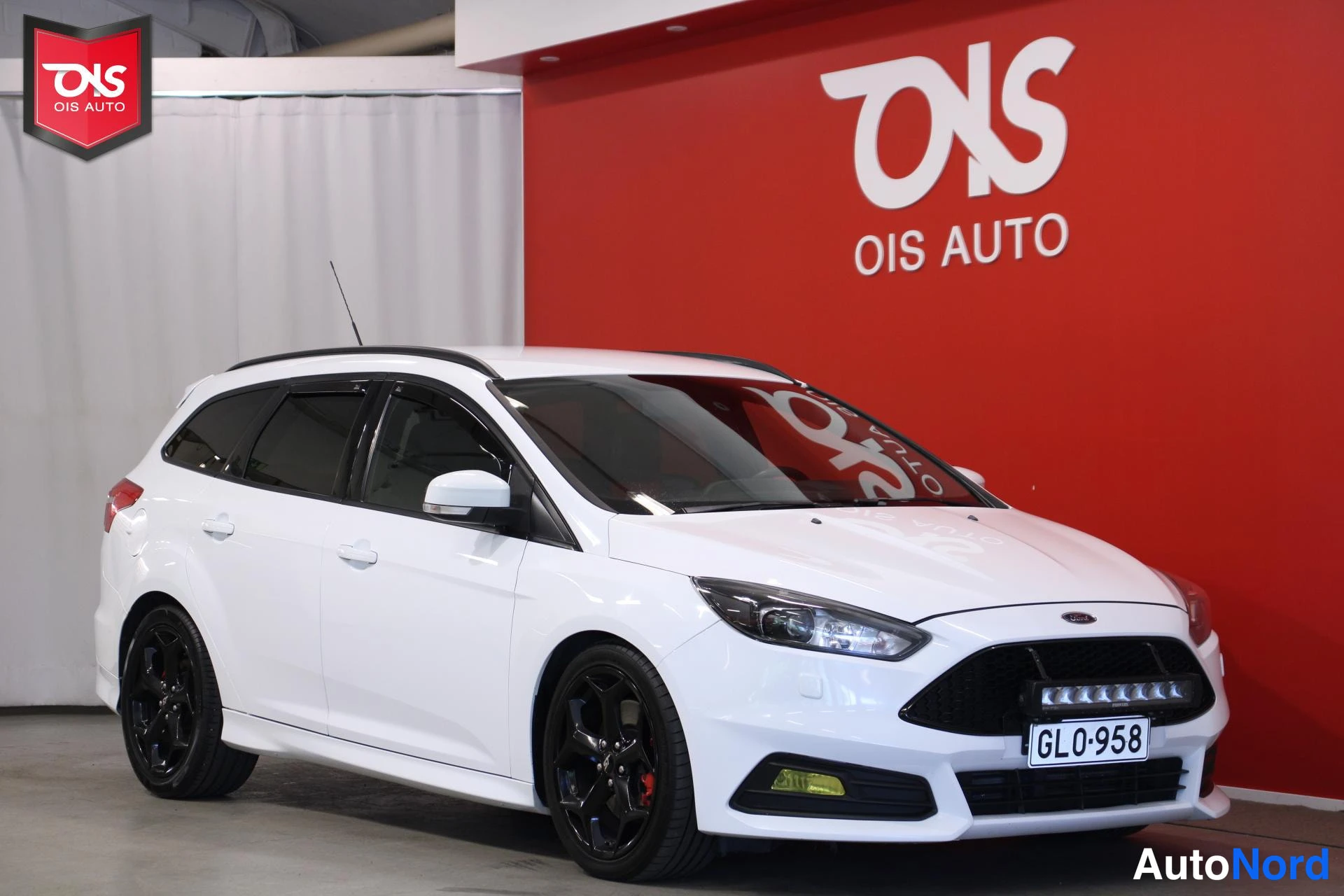 Valkoinen Ford Focus 2015, etuviisto, keula oikealle, kuva 3