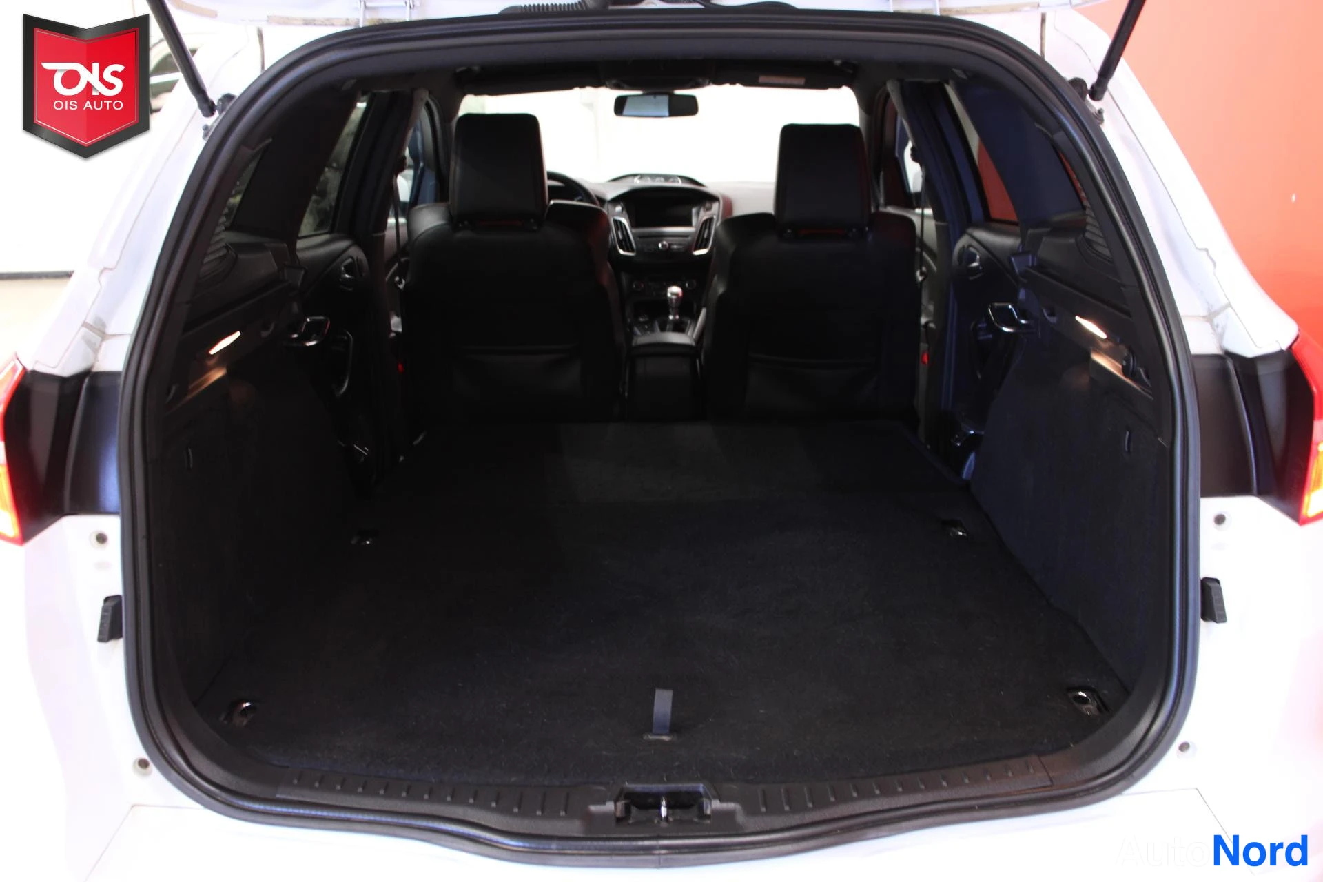 Valkoinen Ford Focus 2015, tavaratila, kuva 18