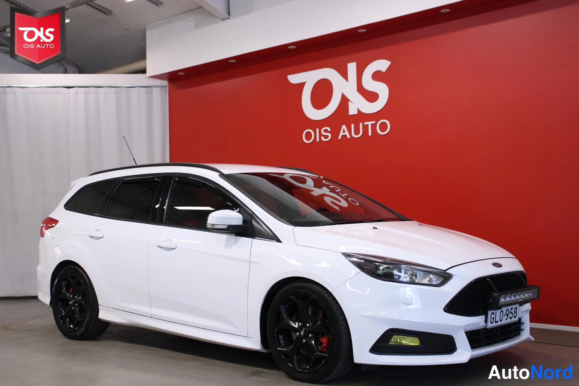 Valkoinen Ford Focus 2015, etuviisto, keula oikealle, kuva 4