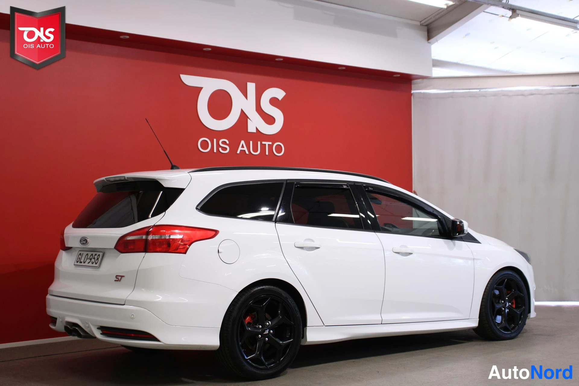 Valkoinen Ford Focus 2015, takaviisto, kuva 5