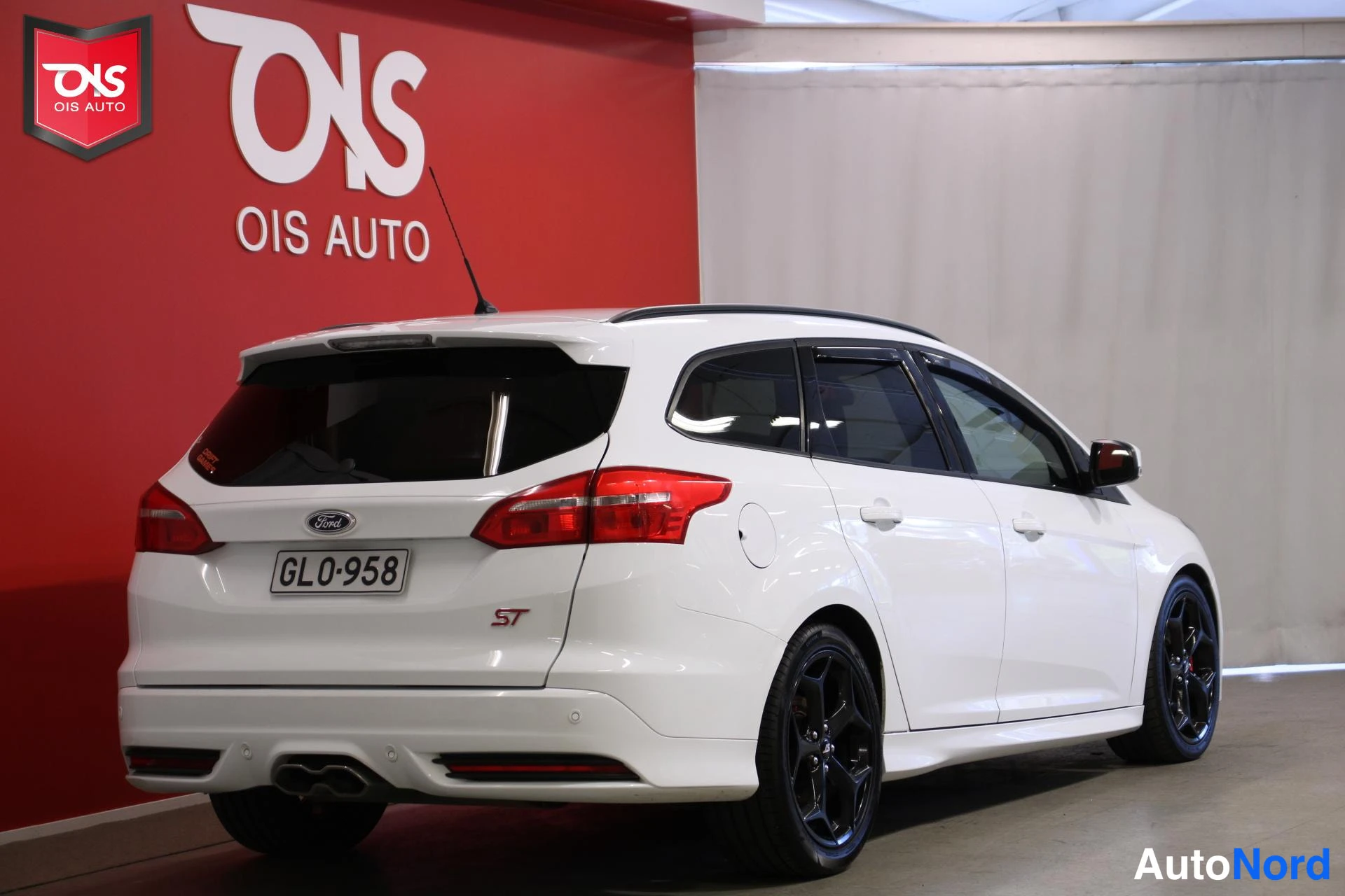 Valkoinen Ford Focus 2015, takaviisto, kuva 6