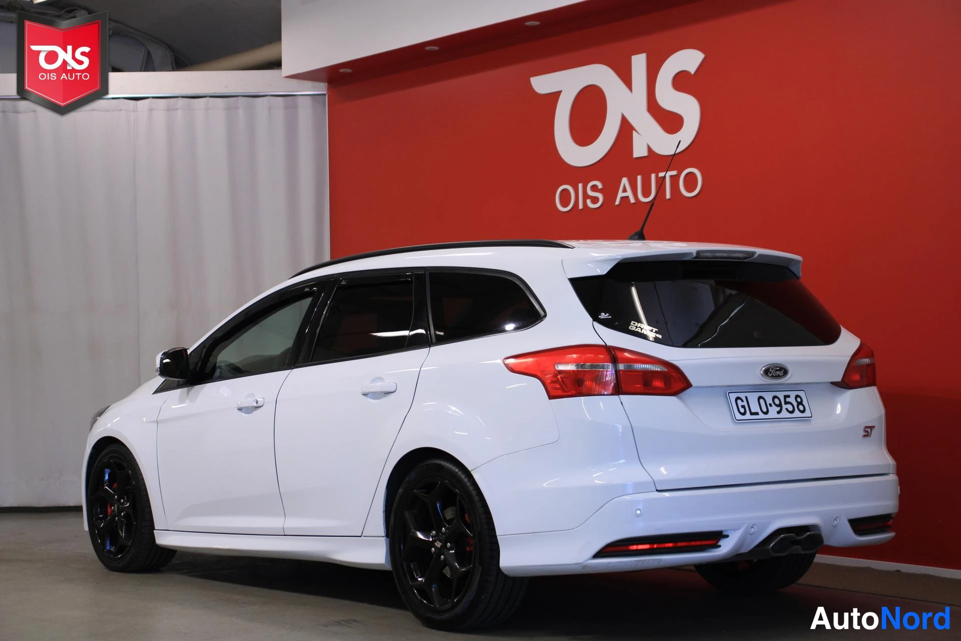 Valkoinen Ford Focus 2015, takaviisto, kuva 7