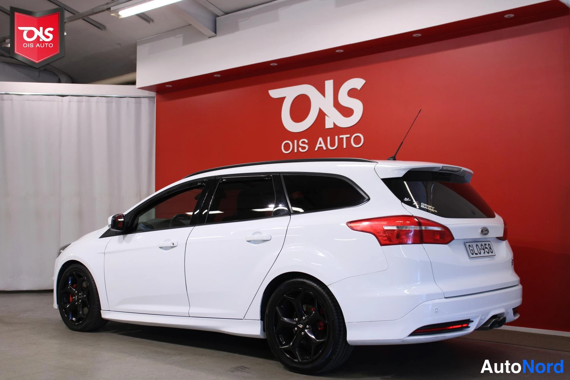 Valkoinen Ford Focus 2015, takaviisto, kuva 8