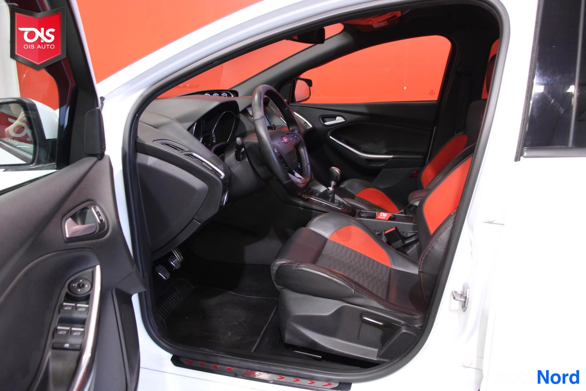 Valkoinen Ford Focus 2015, ohjaamo, kuva 9