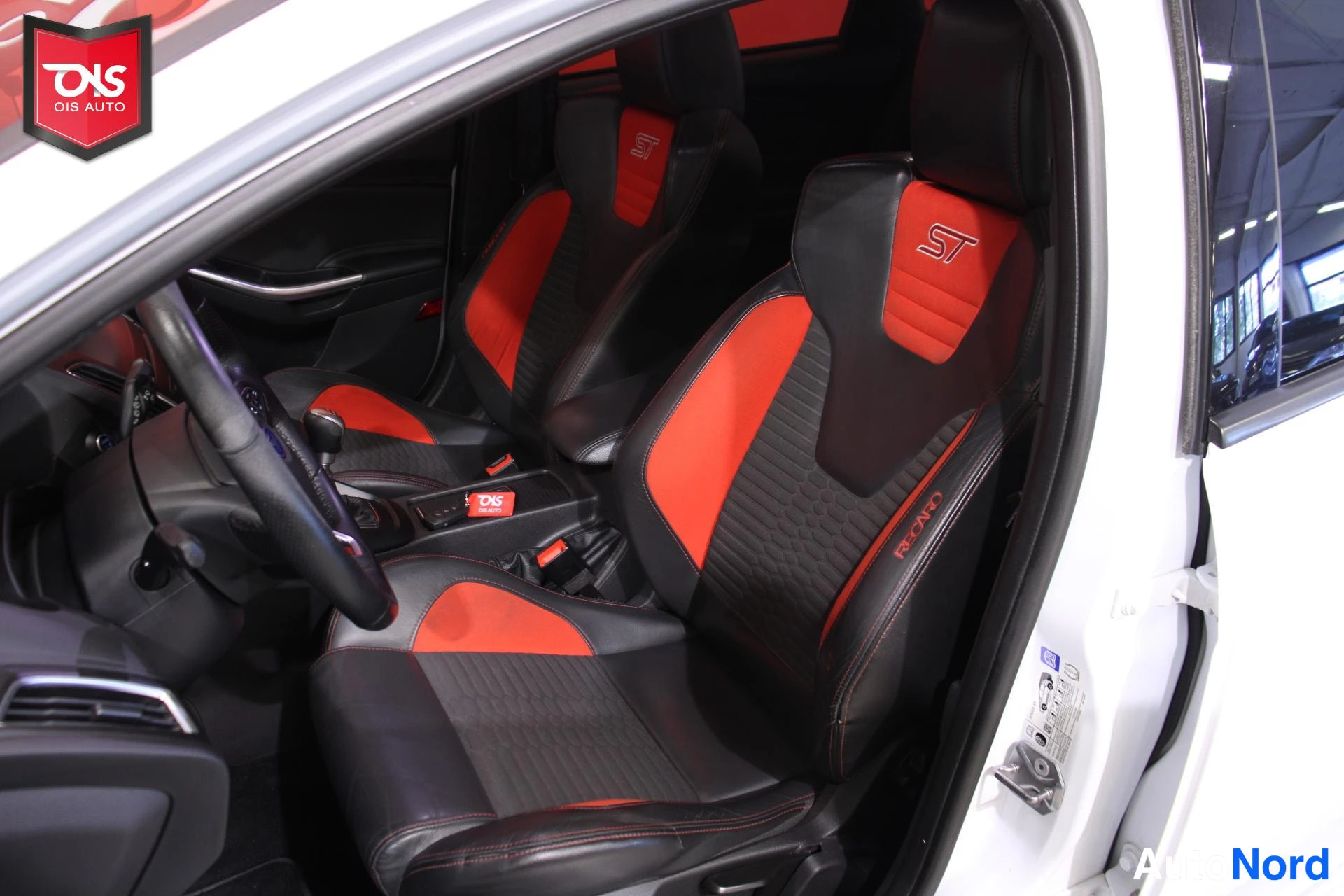Valkoinen Ford Focus 2015, etuistuimet, kuva 13