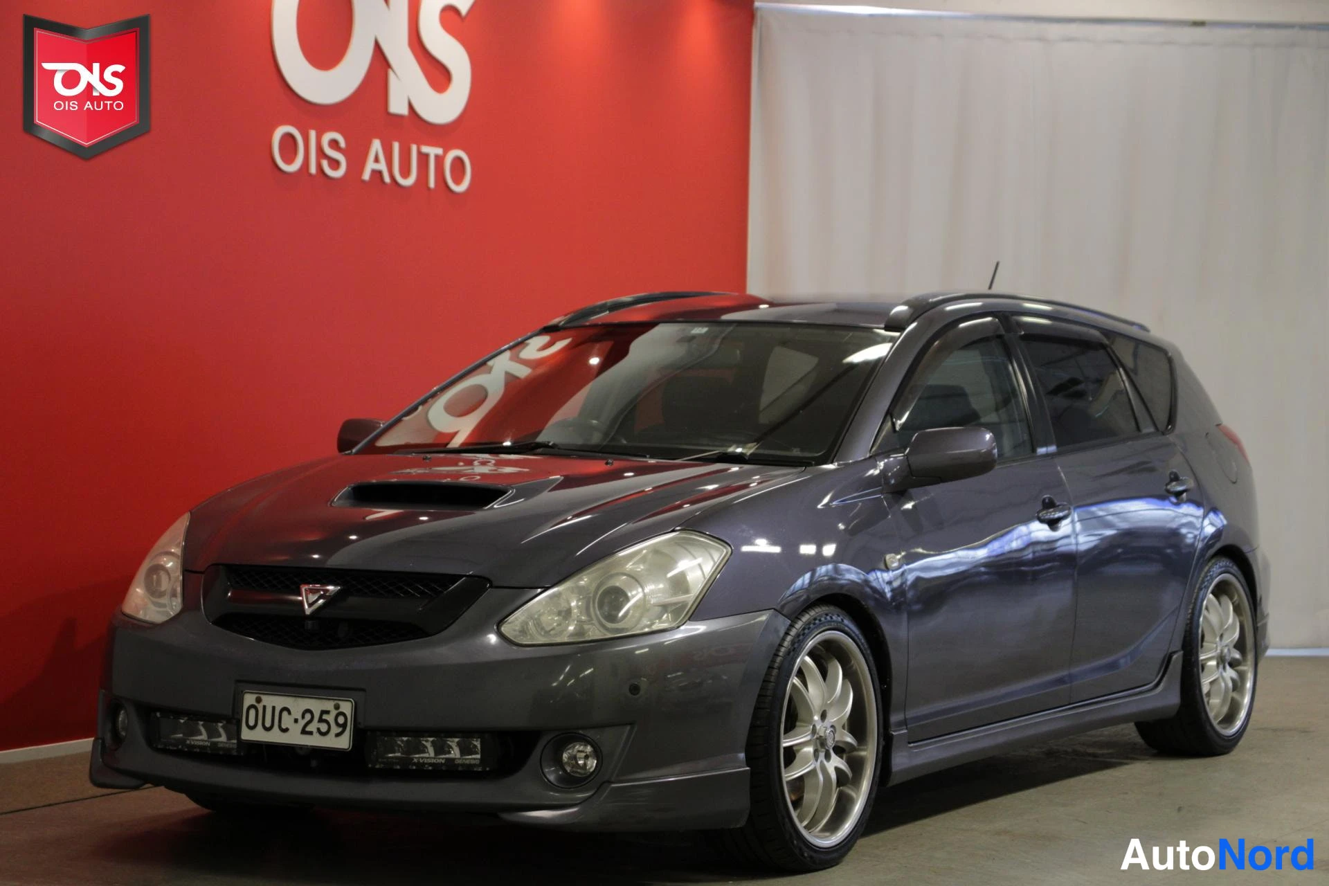 Grey Toyota CALDINA 2002, front three-quarter, nose to the left, photo 2