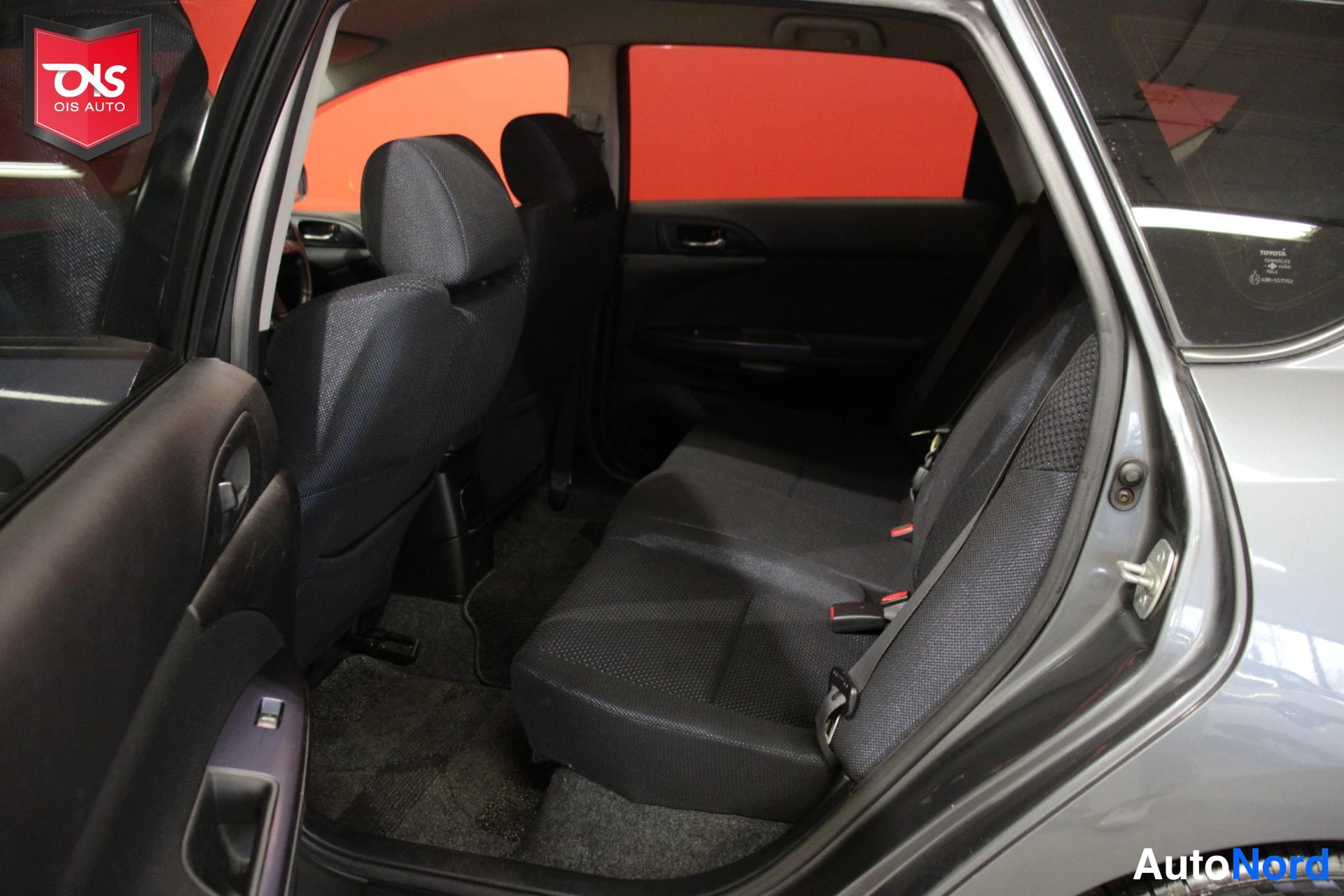 Grey Toyota CALDINA 2002, rear seats, photo 16