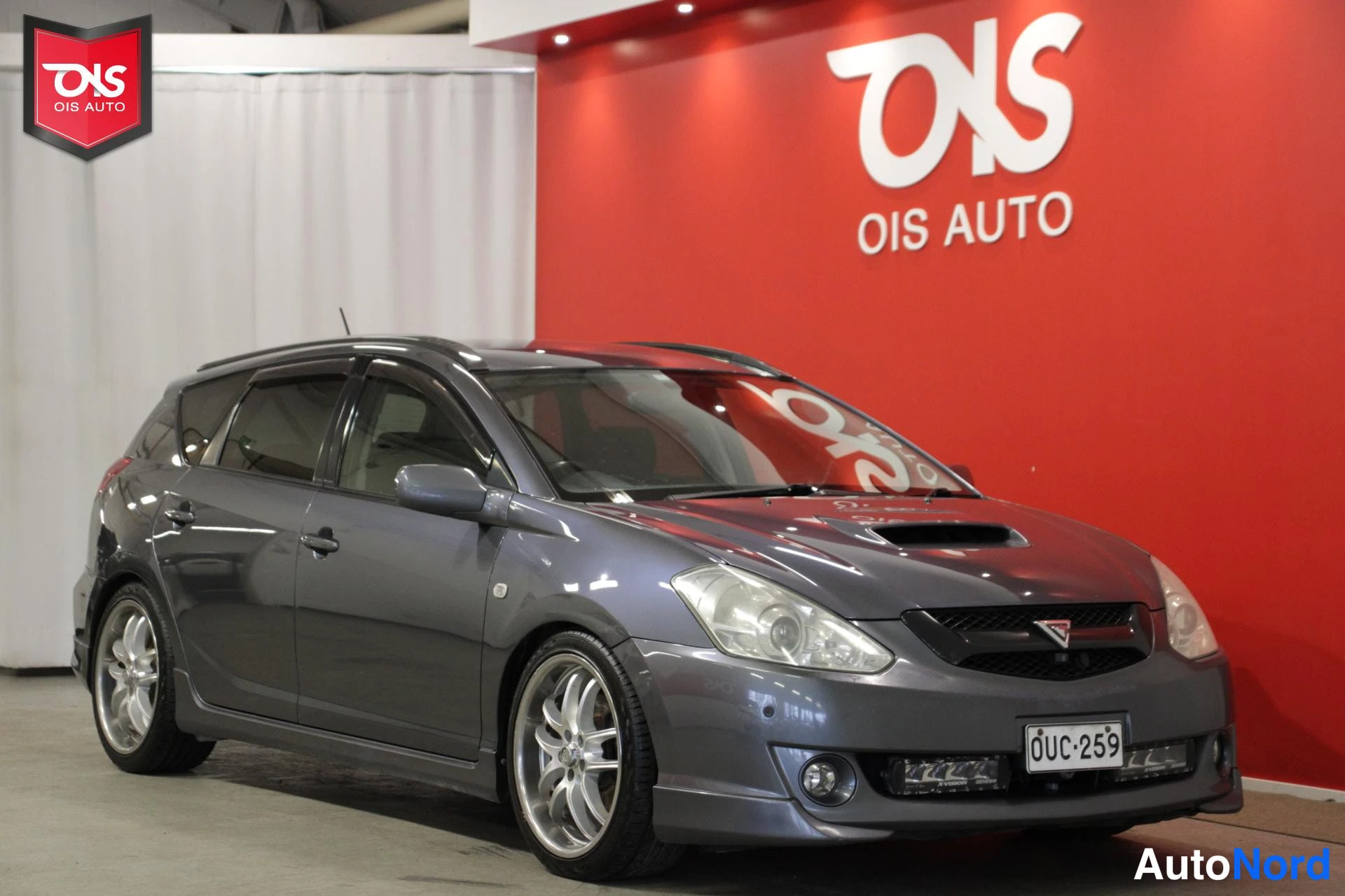 Grey Toyota CALDINA 2002, front three-quarter, nose to the right, photo 4