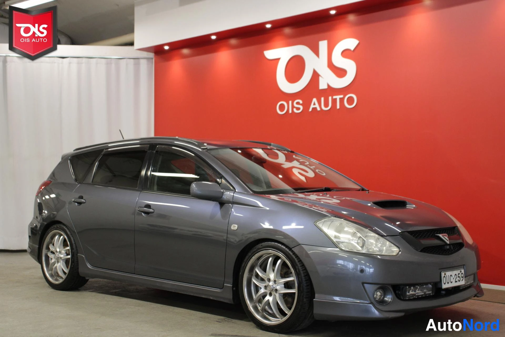 Grey Toyota CALDINA 2002, front three-quarter, nose to the right, photo 5