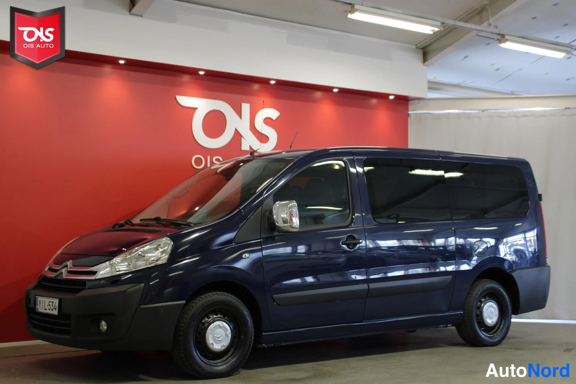 Sininen Citroen Jumpy 2014, etuviisto, keula vasemmalle, kuva 2
