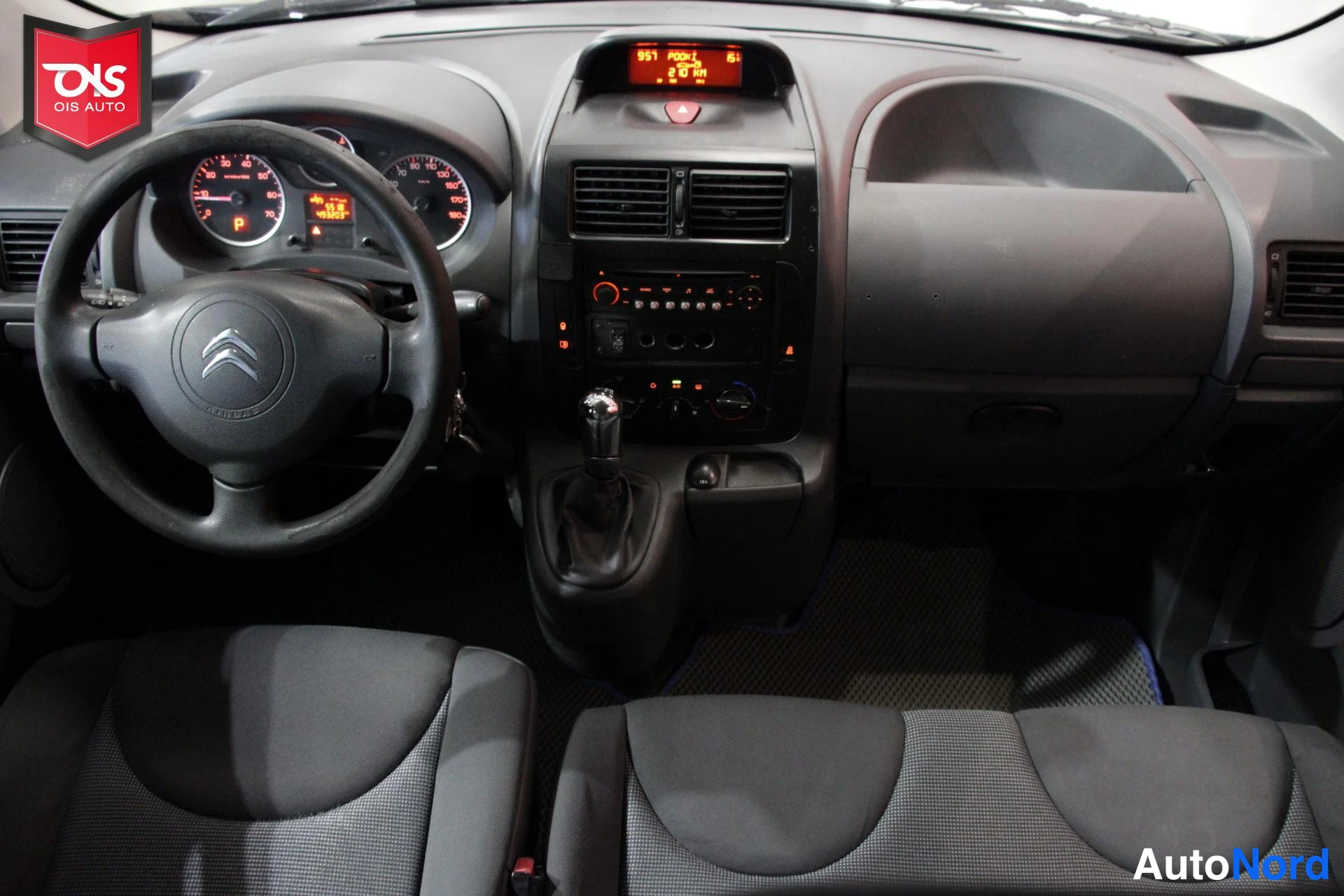 Sininen Citroen Jumpy 2014, ohjaamo, kuva 11