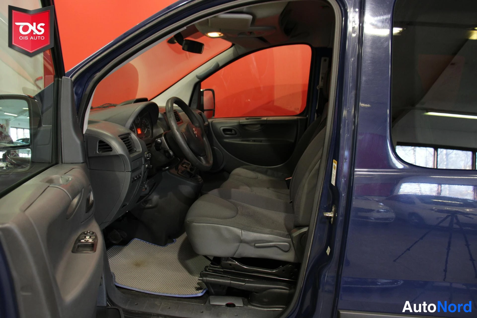 Sininen Citroen Jumpy 2014, ohjaamo, kuva 9