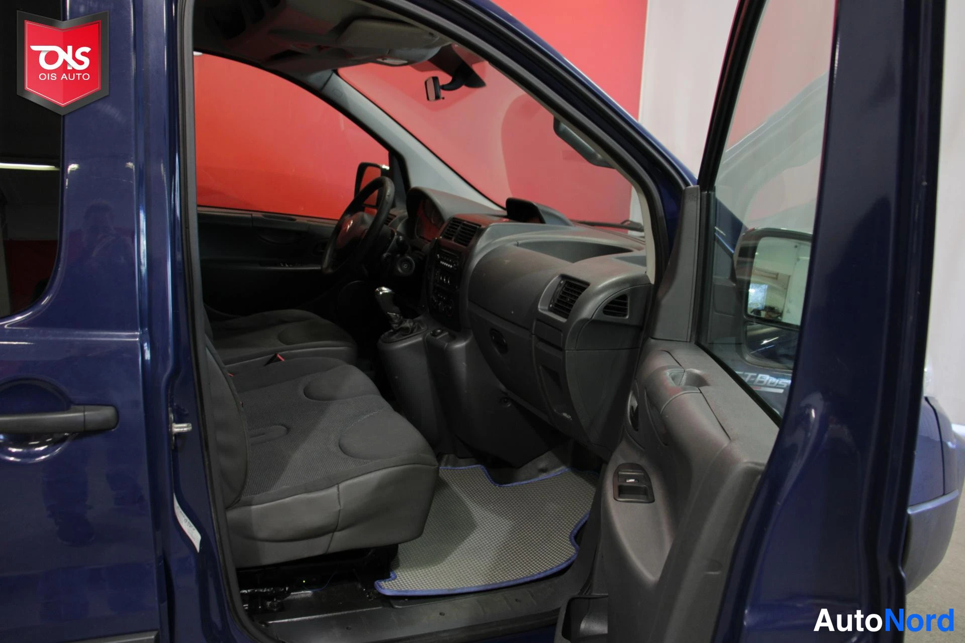 Sininen Citroen Jumpy 2014, ohjaamo, kuva 10
