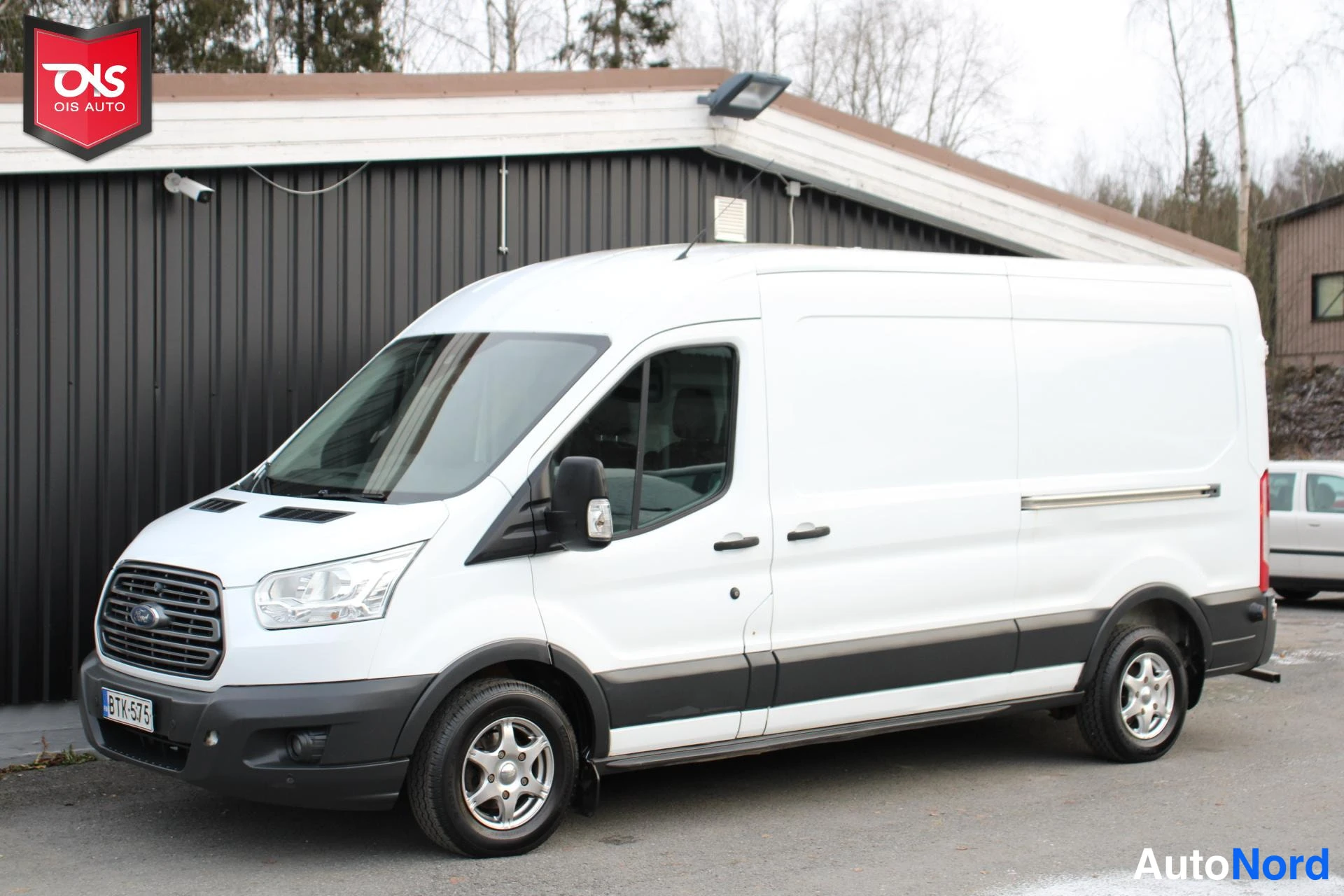 Valkoinen Ford Transit 2016, etuviisto, keula vasemmalle, kuva 2