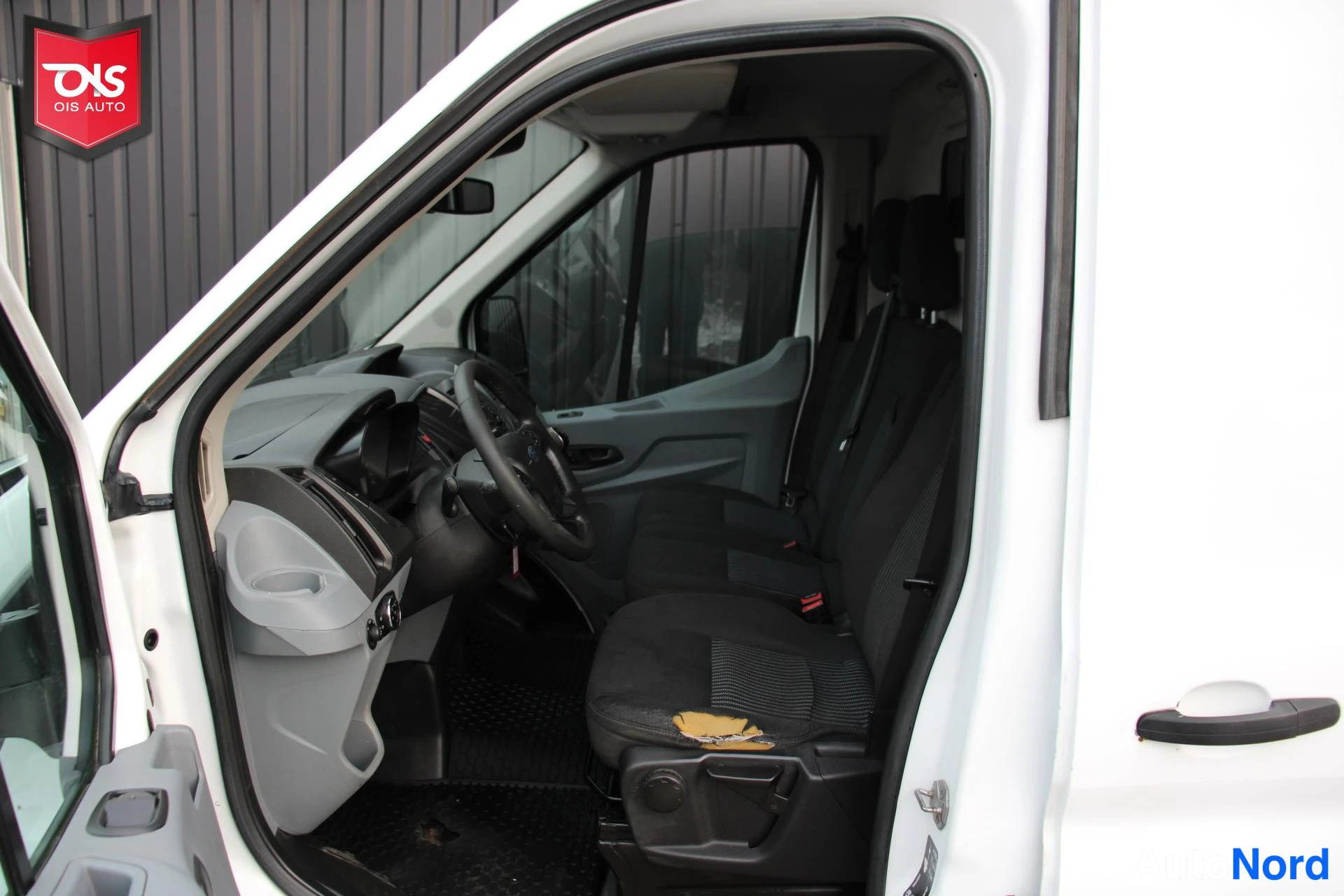 Valkoinen Ford Transit 2016, etuistuimet, kuva 12