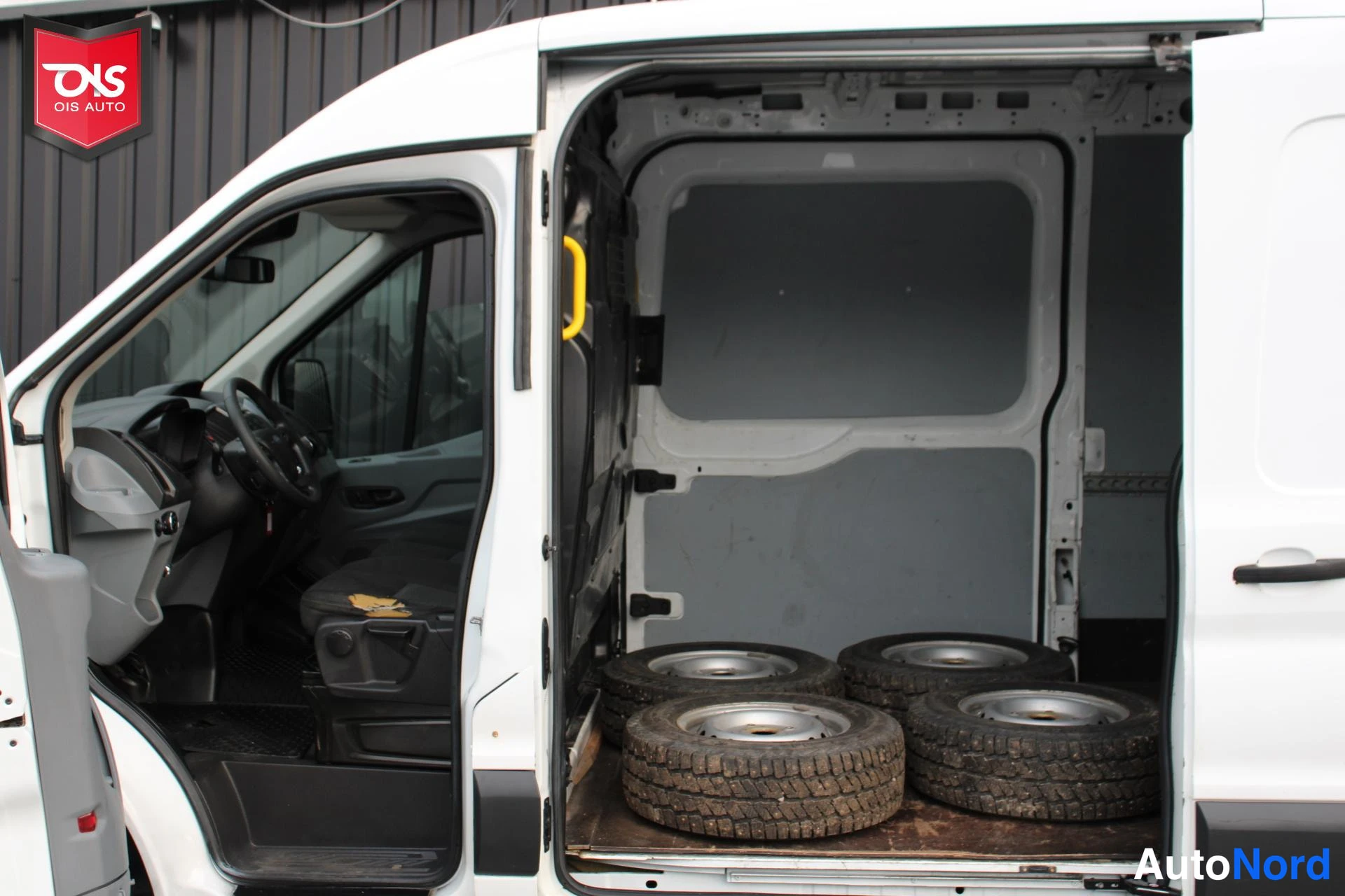 Valkoinen Ford Transit 2016, tavaratila, kuva 14