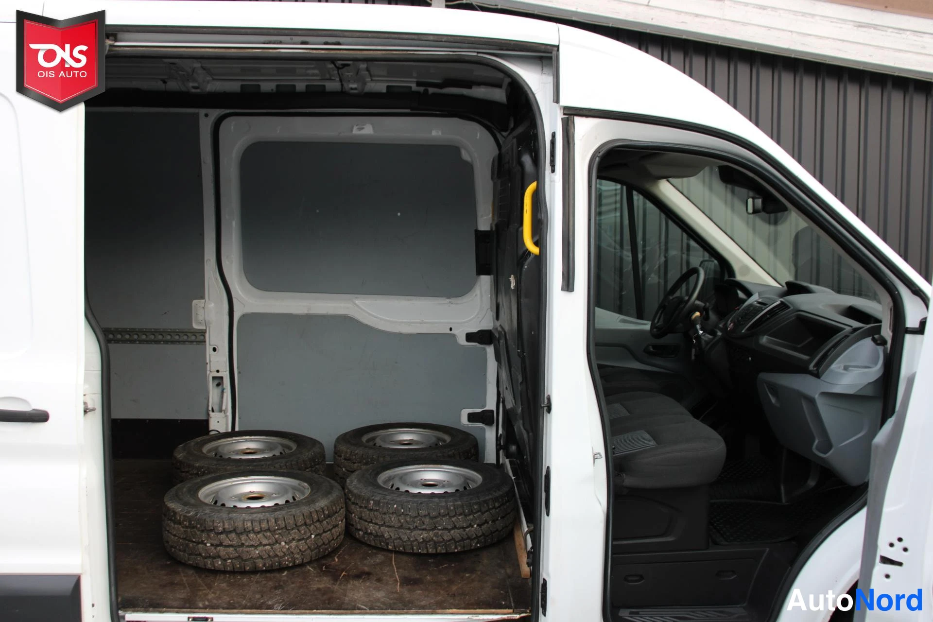 Valkoinen Ford Transit 2016, tavaratila, kuva 15