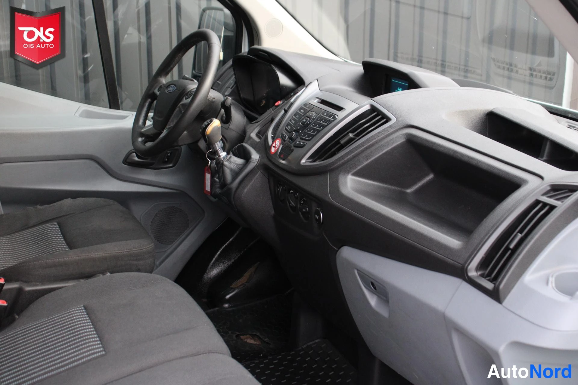 Valkoinen Ford Transit 2016, ohjaamo, kuva 10