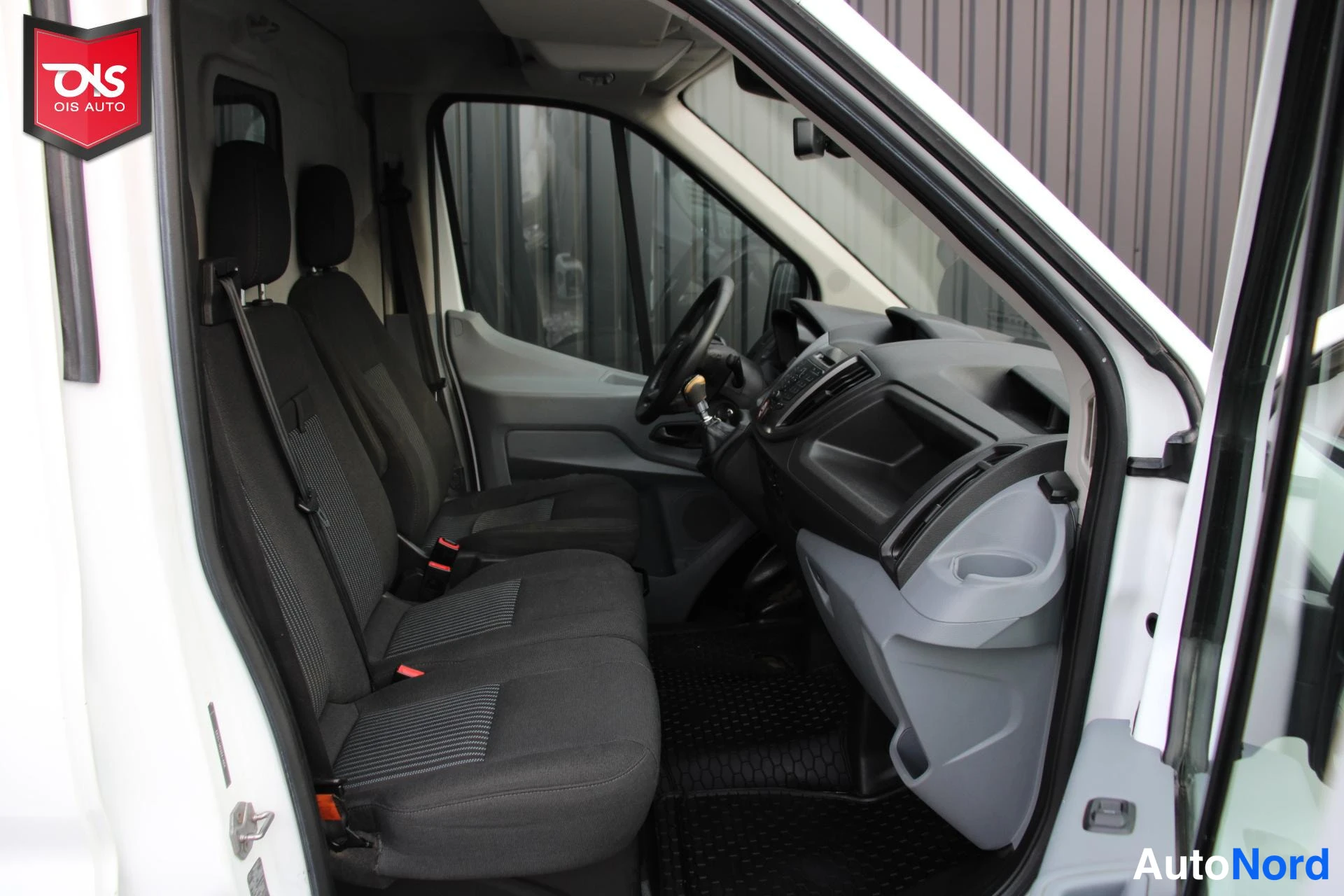 Valkoinen Ford Transit 2016, etuistuimet, kuva 13