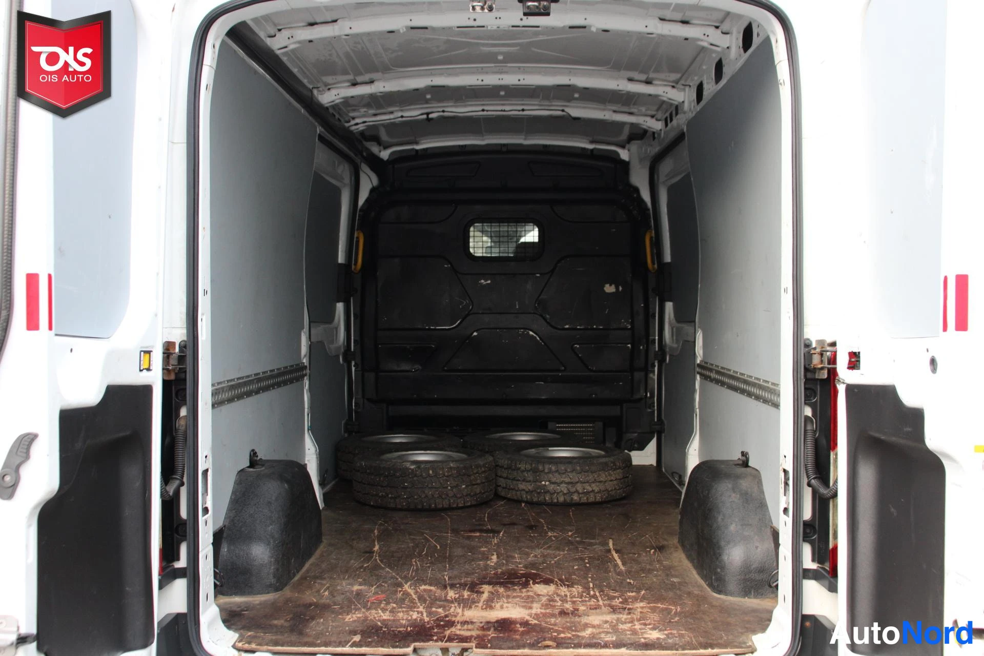 Valkoinen Ford Transit 2016, tavaratila, kuva 16