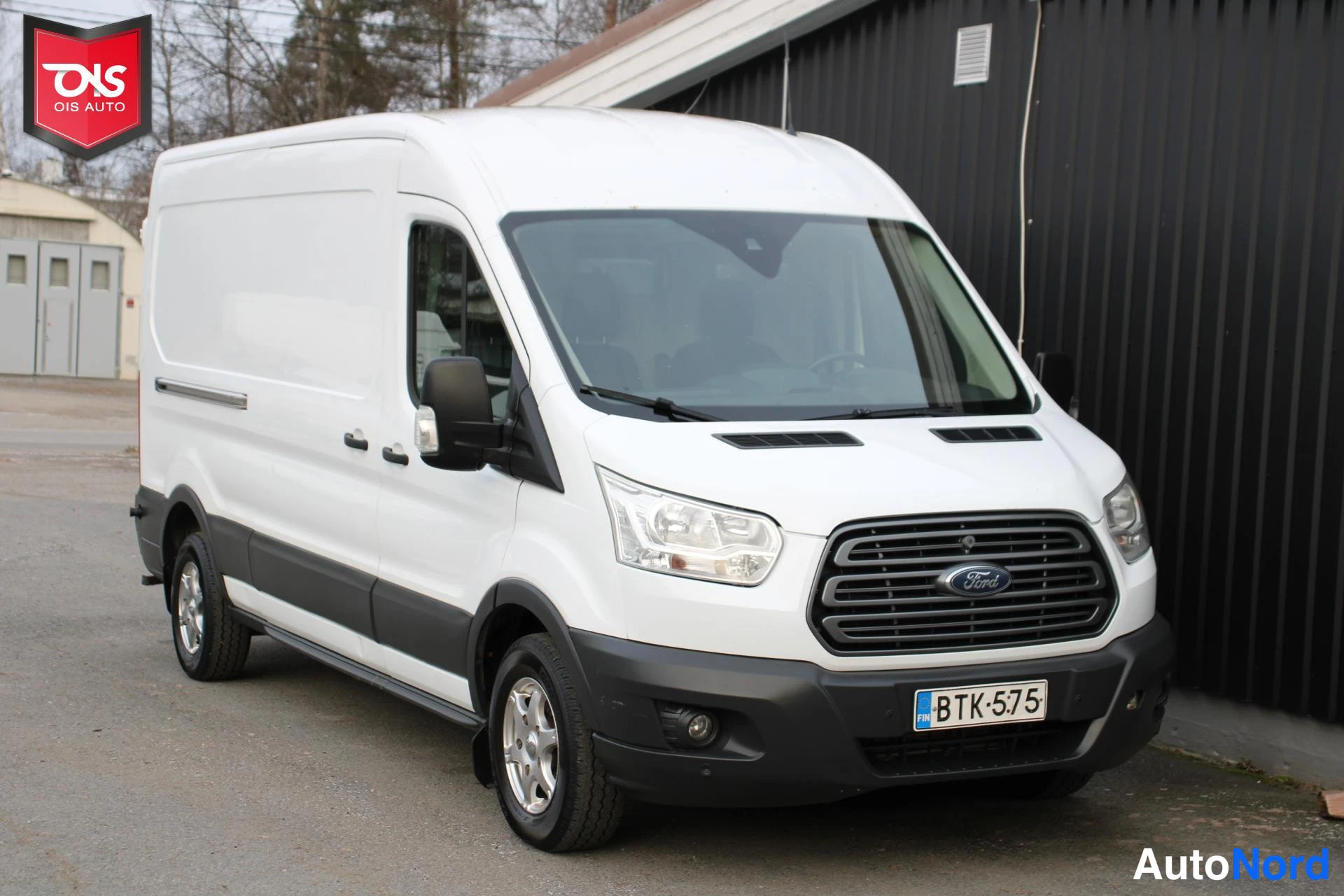 Valkoinen Ford Transit 2016, etuviisto, keula oikealle, kuva 3
