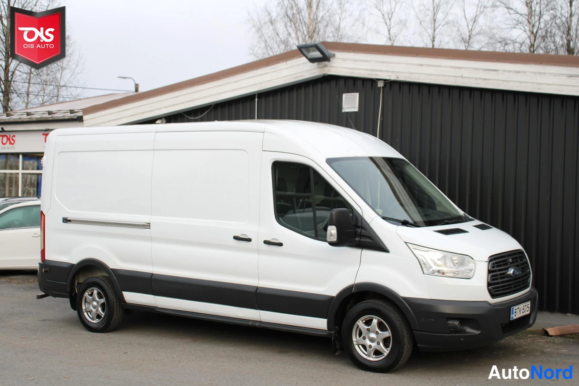 Valkoinen Ford Transit 2016, etuviisto, keula oikealle, kuva 4