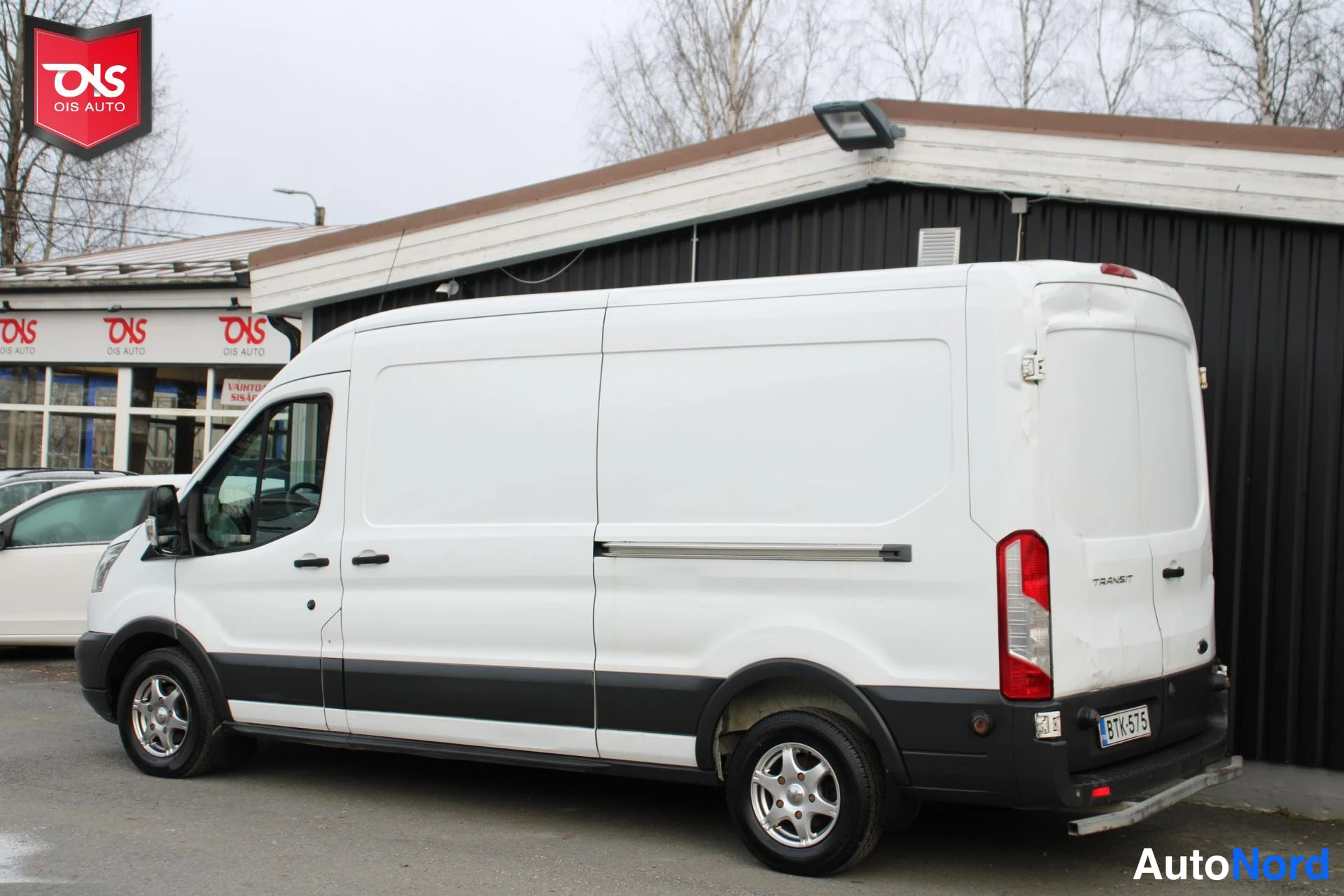 Valkoinen Ford Transit 2016, sivulta, kuva 5