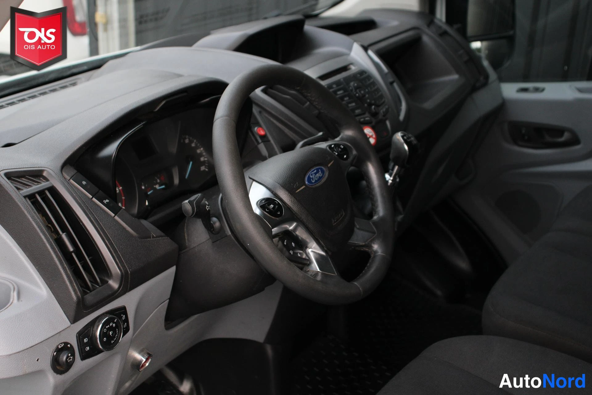 Valkoinen Ford Transit 2016, ohjaamo, kuva 9