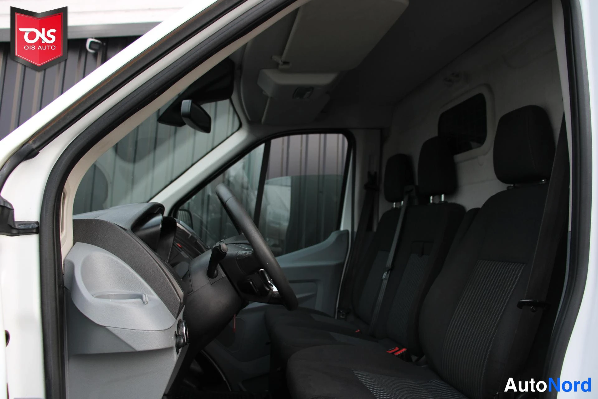 Valkoinen Ford Transit 2016, etuistuimet, kuva 11