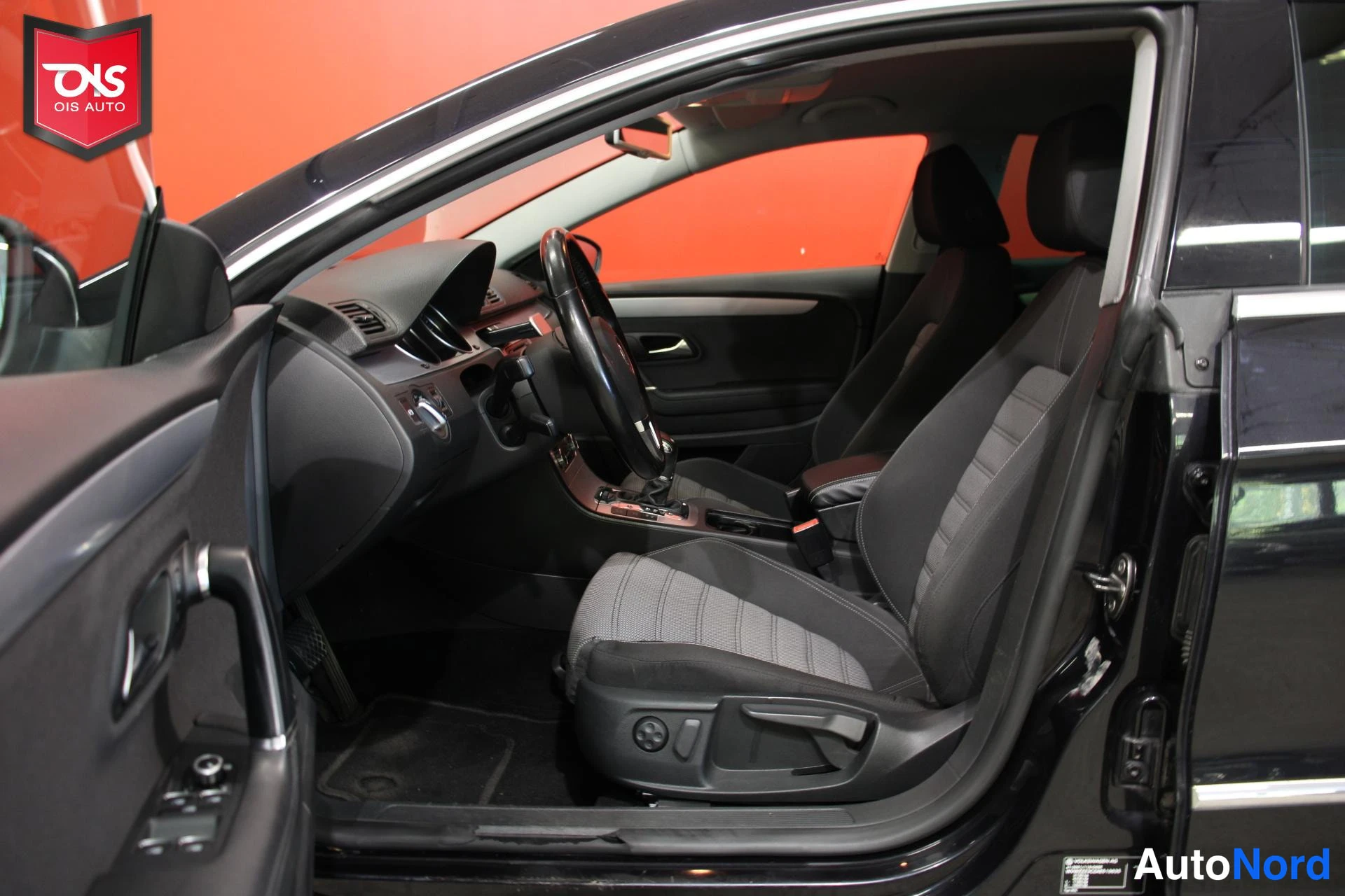 Musta Volkswagen Passat 2009, etuistuimet, kuva 12