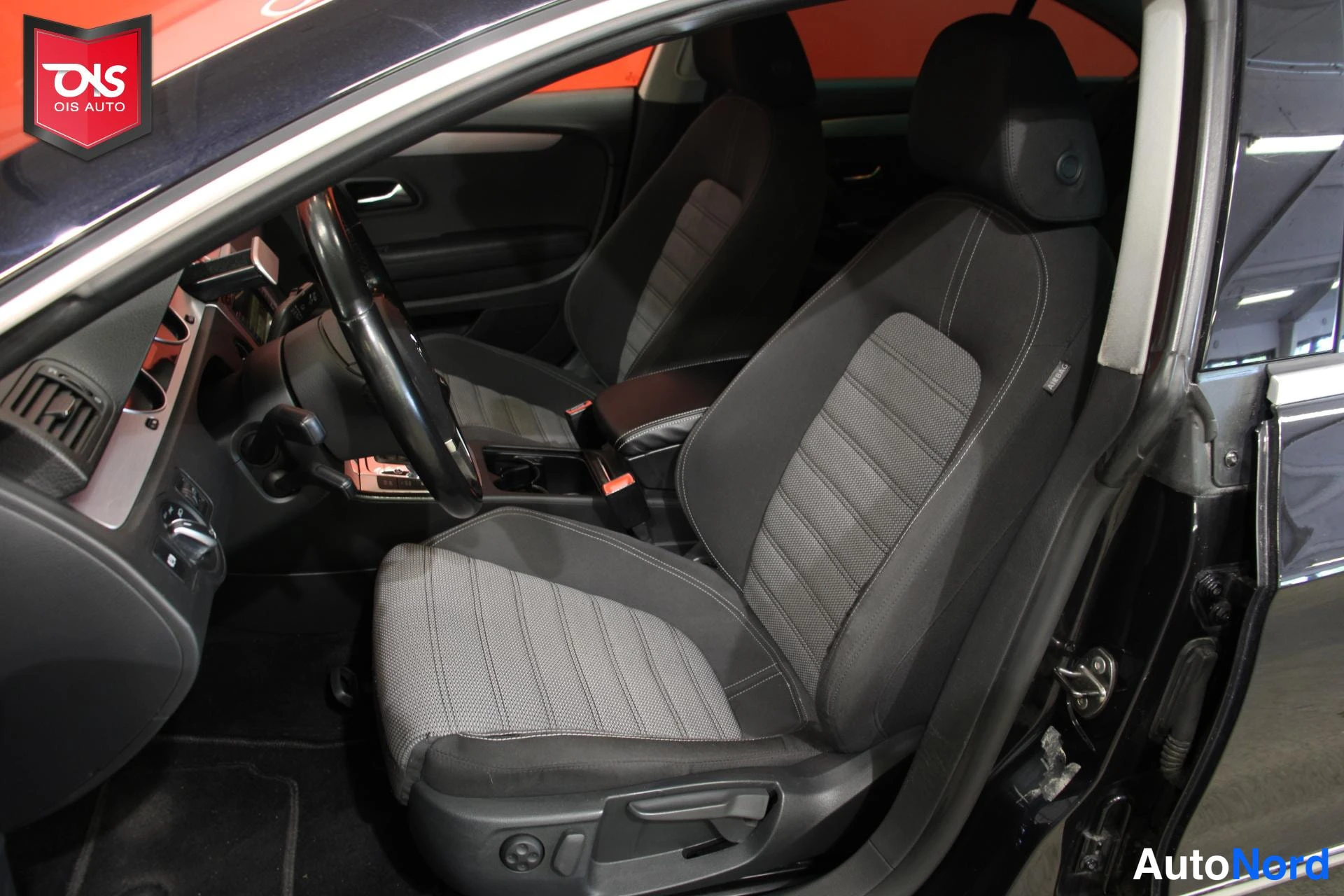 Musta Volkswagen Passat 2009, etuistuimet, kuva 13