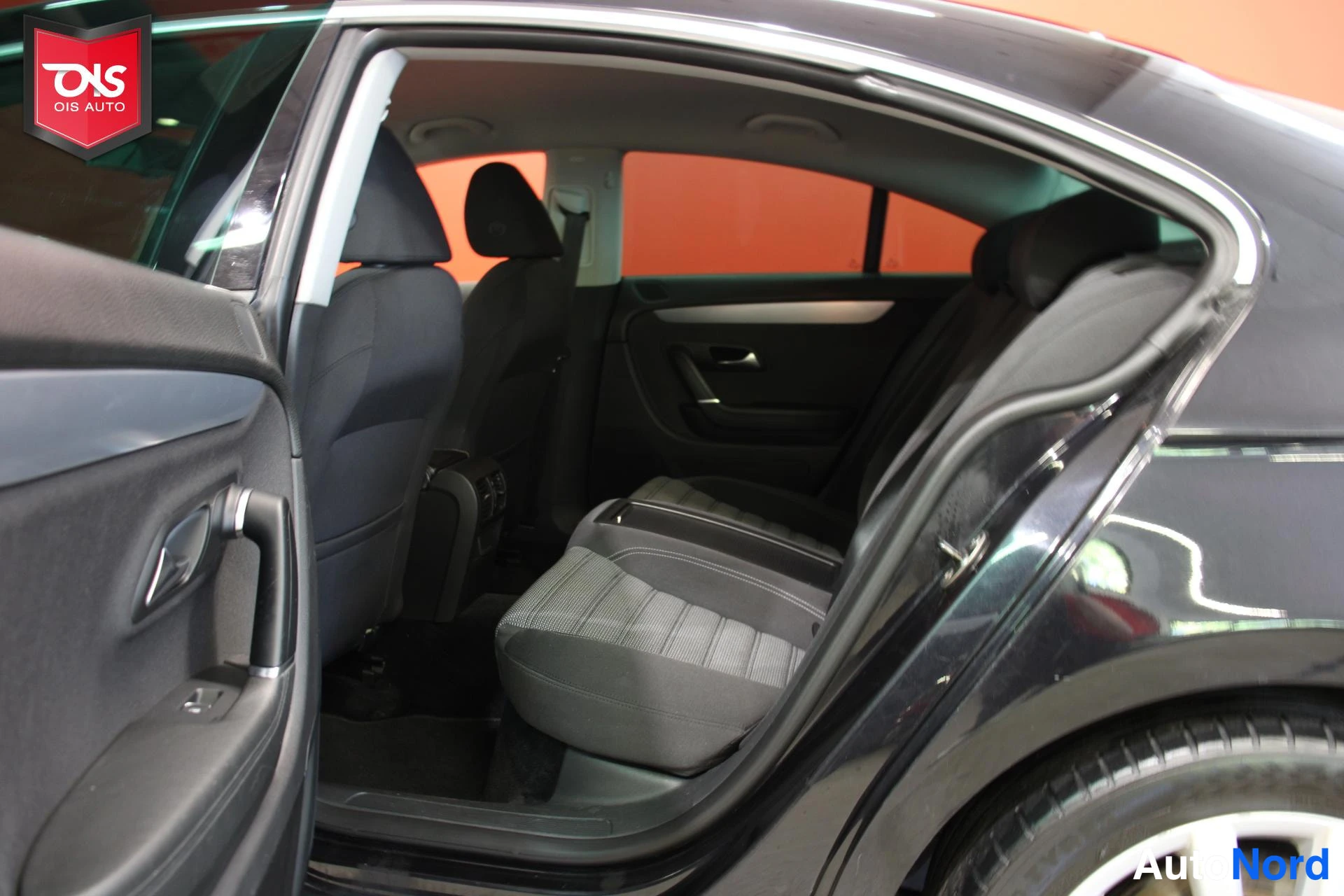 Musta Volkswagen Passat 2009, takaistuimet, kuva 15