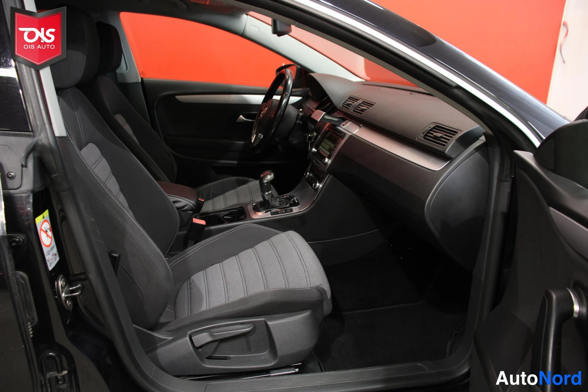 Musta Volkswagen Passat 2009, ohjaamo, kuva 9