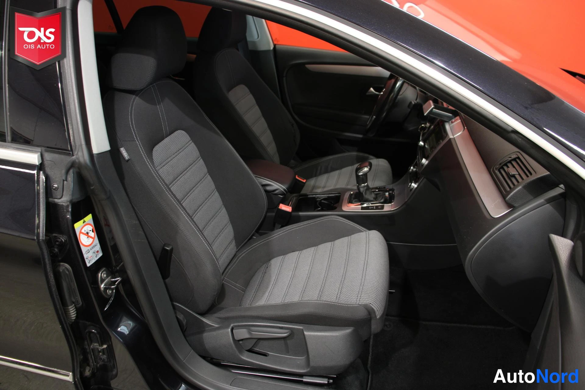 Musta Volkswagen Passat 2009, etuistuimet, kuva 11