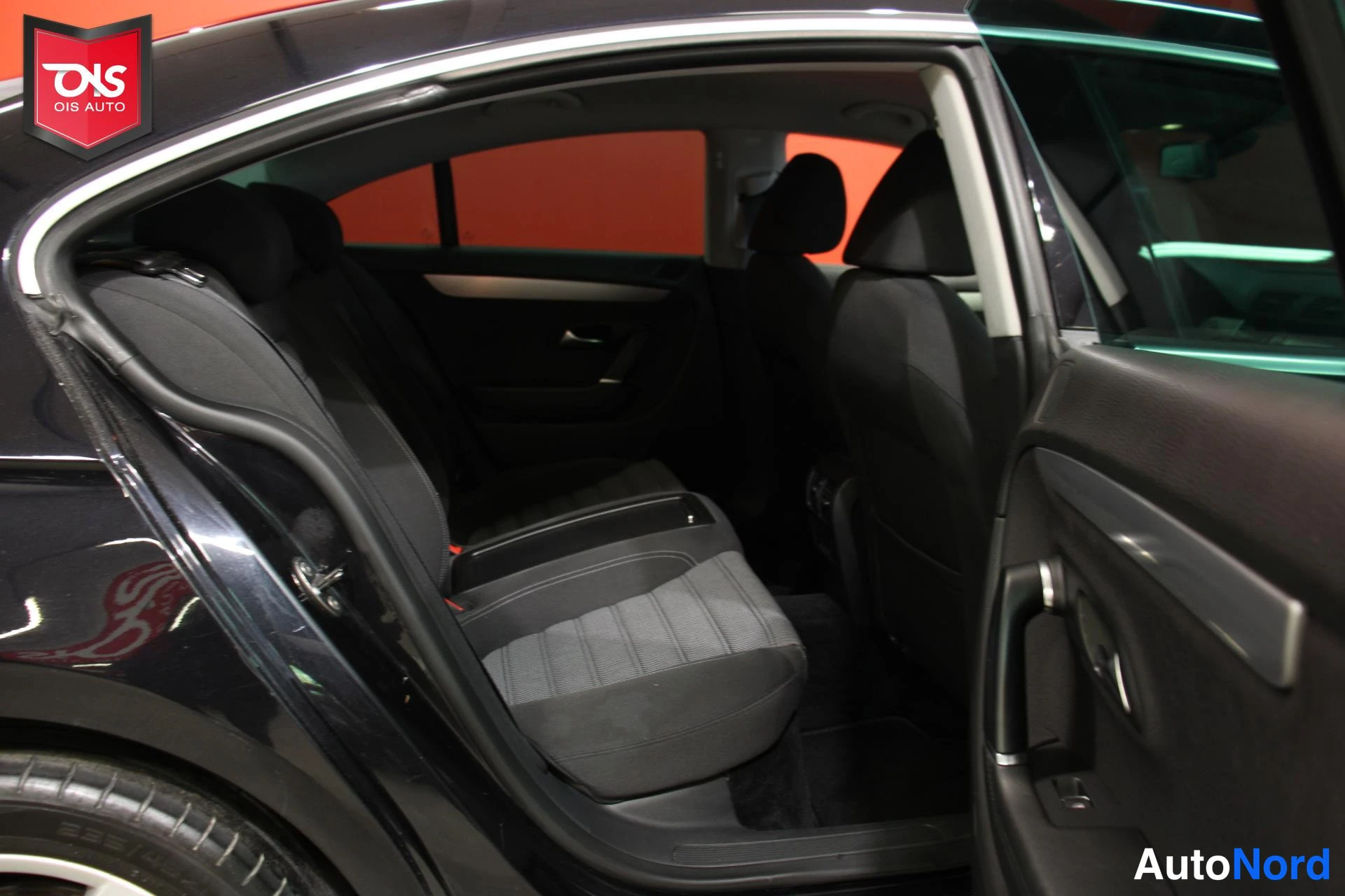 Musta Volkswagen Passat 2009, takaistuimet, kuva 14